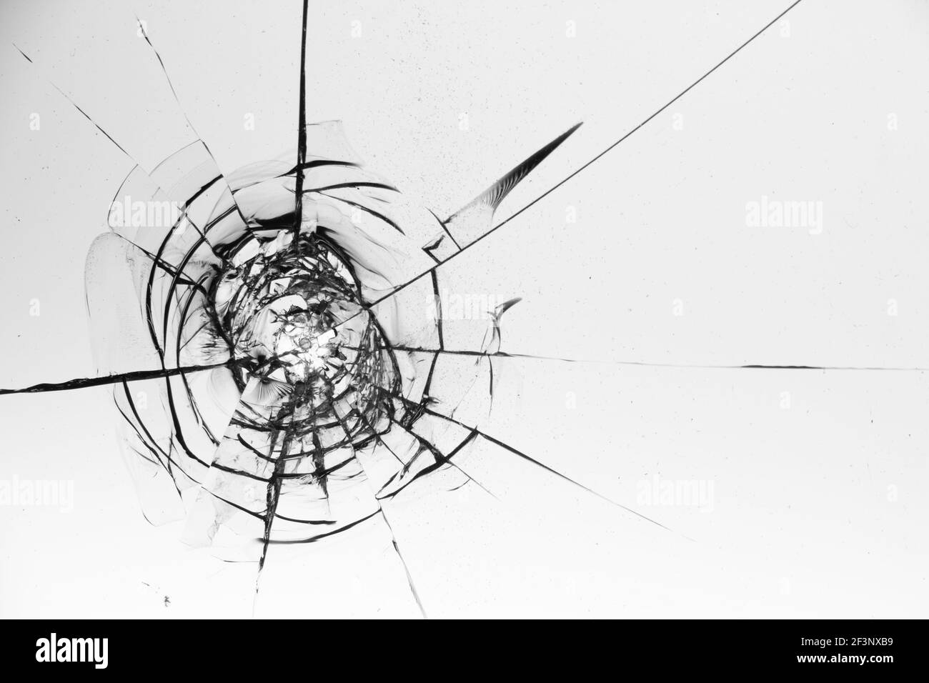 Fissures sur le verre sur fond blanc. Banque D'Images