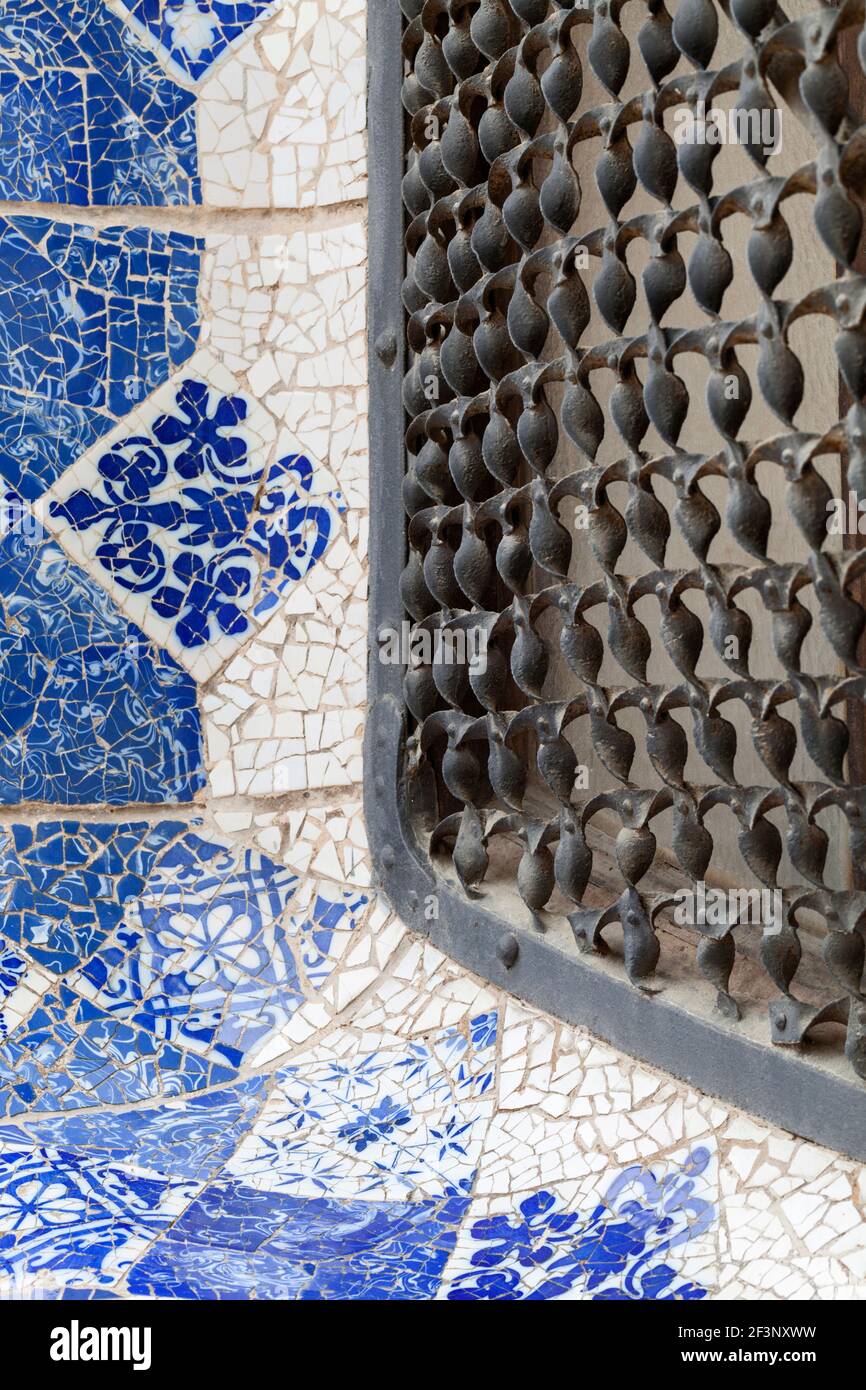 Façade du pavillon de service du porteur, Park Güell, Barcelone, Espagne, 1900-14. Banque D'Images