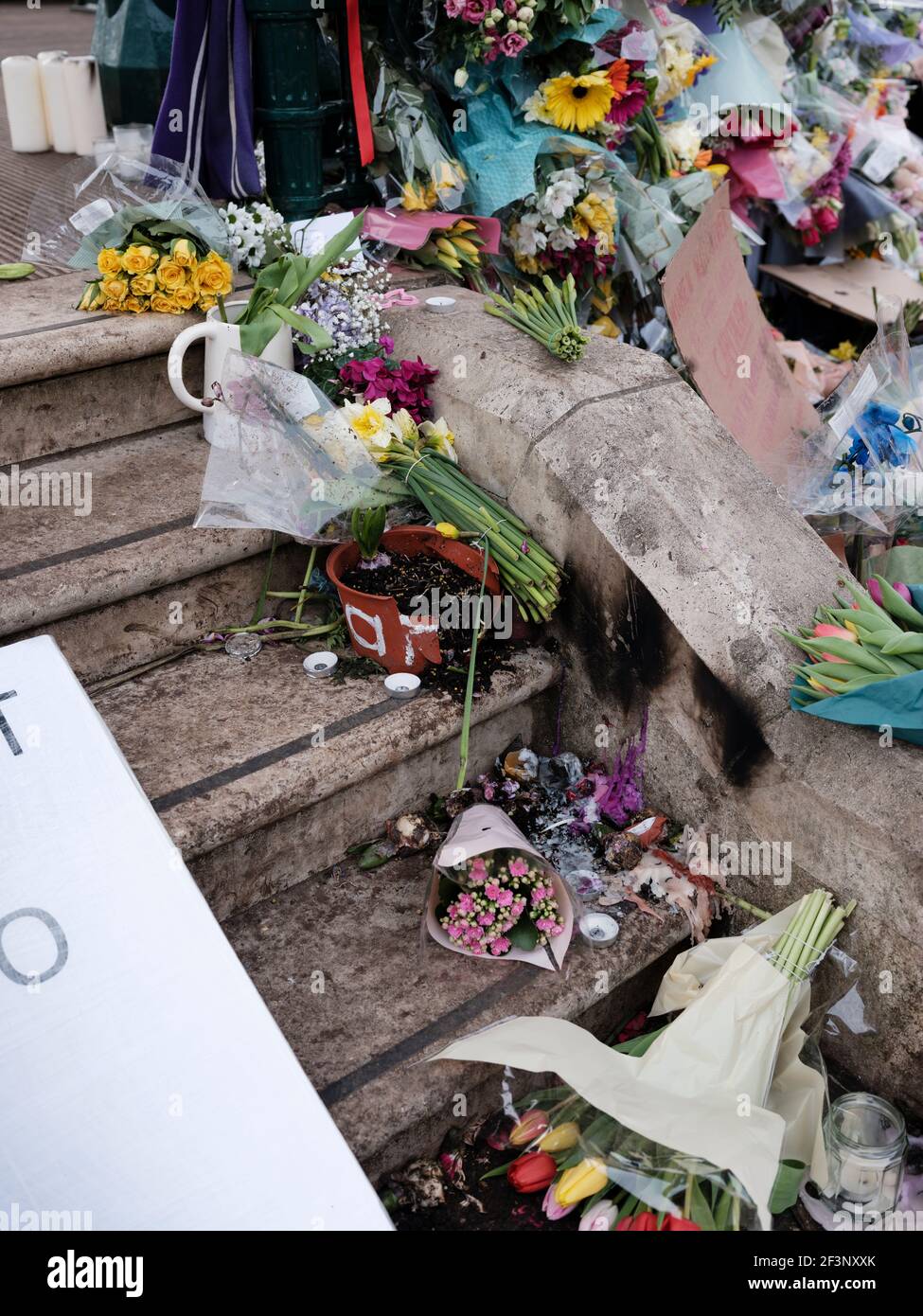 Fleurs, bougies et messages laissés par les amateurs de Sarah Everard au kiosque de Clapham Common, le 14 mars 2021. Banque D'Images