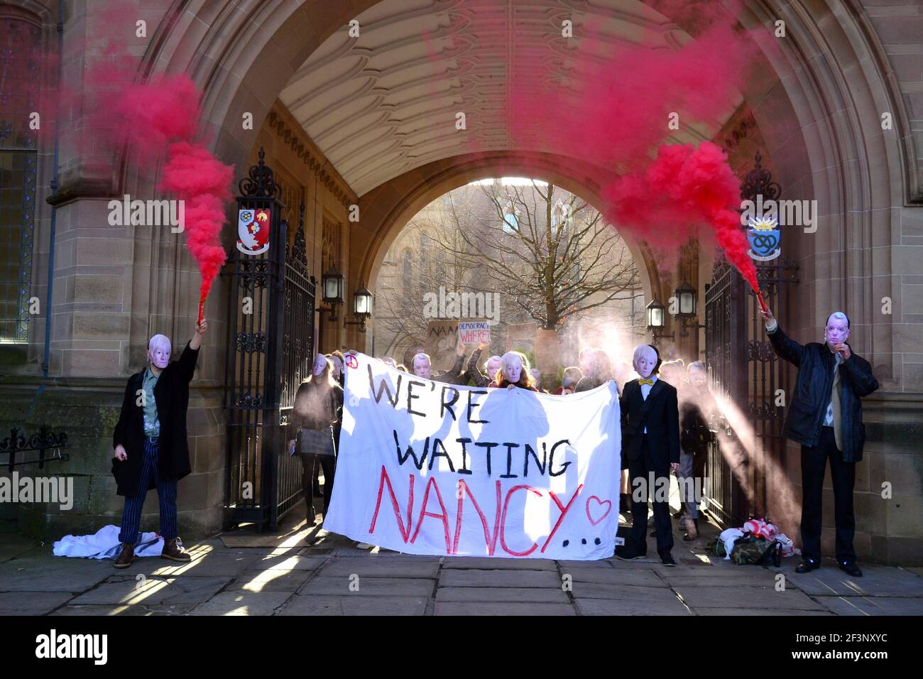 Des étudiants portant des masques anonymes protestent au cérémonie Whitworth Hall de l'Université de Manchester, Manchester, Angleterre, Royaume-Uni le 17 mars 2021. Ils demandent la démission de Dame Nancy Jane Rothwell, présidente et vice-chancelière de l'Université. Ils font pression pour davantage de démocratie et de responsabilité. Cette situation fait suite à des protestations dans certains halls de résidence de l'université de Manchester au sujet des mesures de confinement et des inquiétudes des étudiants quant au paiement de sommes importantes pour l'éducation alors qu'une grande partie de l'enseignement n'a été en ligne que pendant la pandémie de Covid 19. Banque D'Images