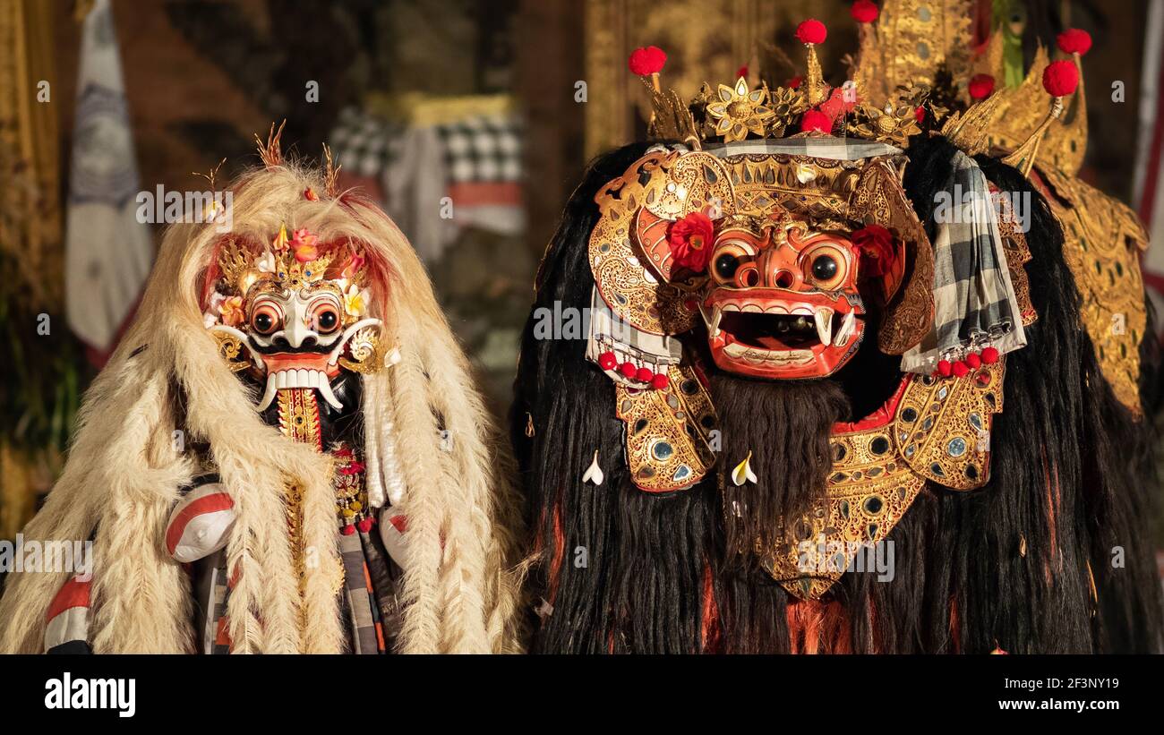 Danse rituelle balinaise pendant la cérémonie en plein air au temple de Pura Saraswati à Ubud, Bali, Indonésie. Banque D'Images