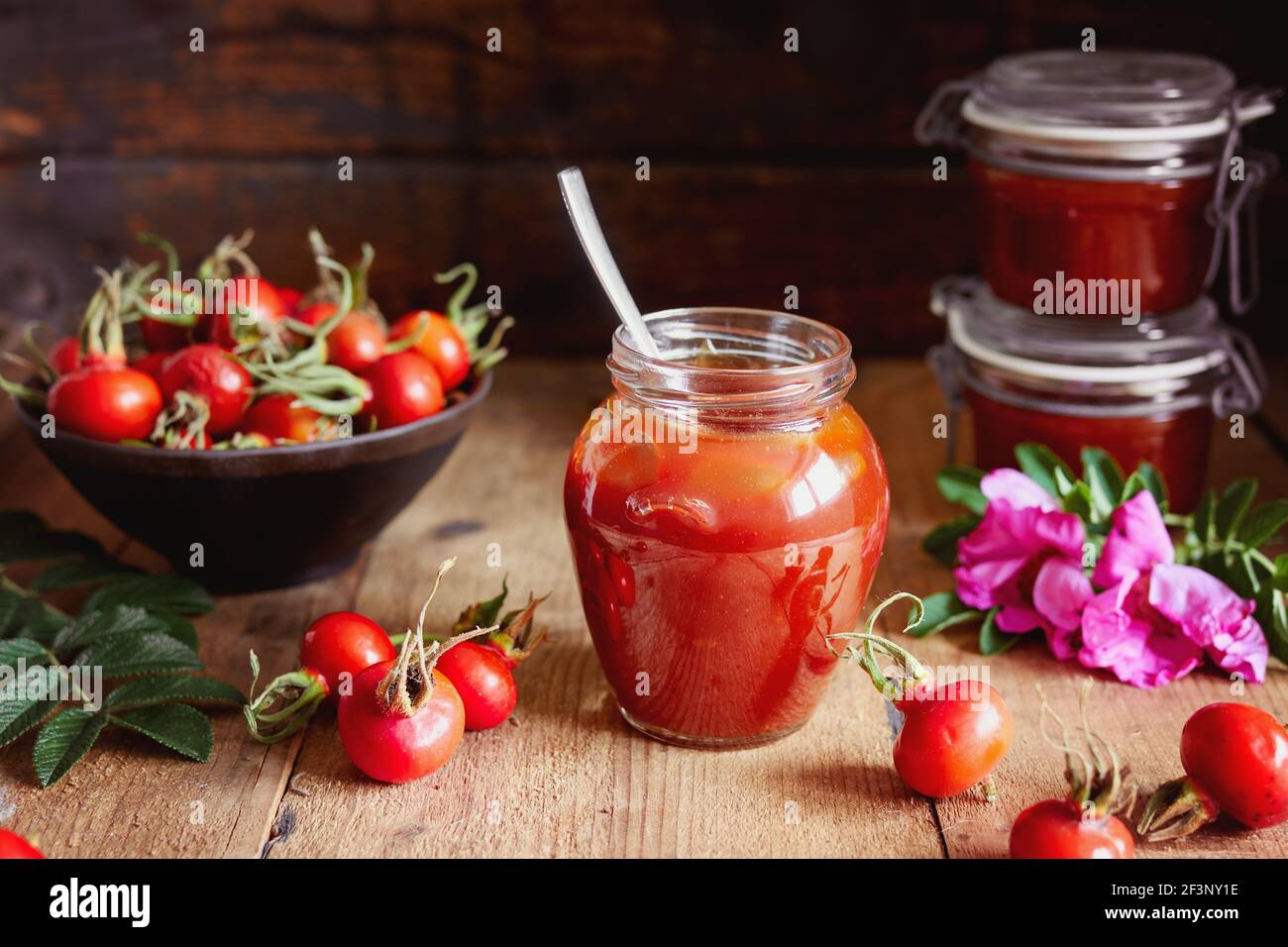 Pot de confiture sur une table en bois Banque de photographies et d ...
