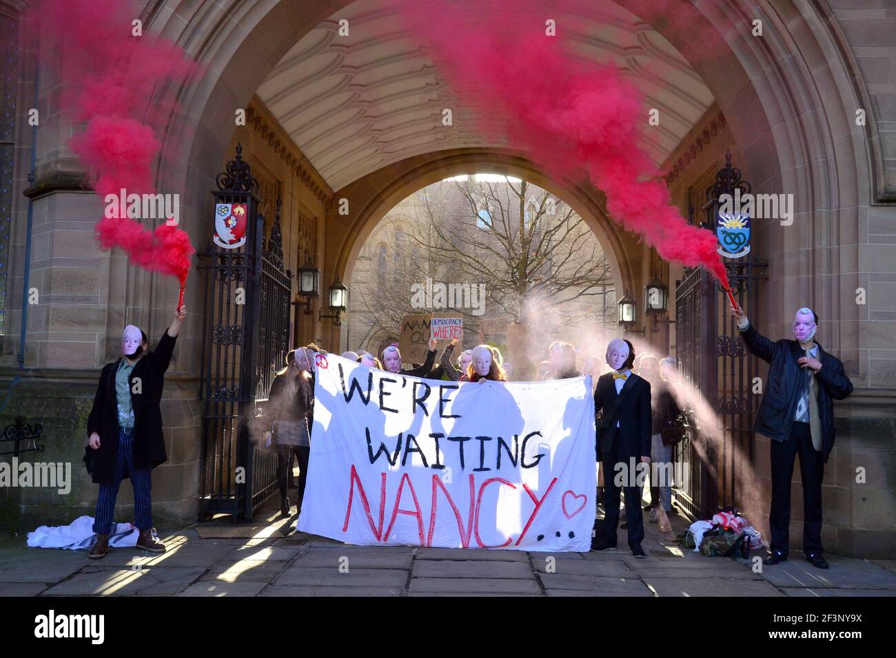 Des étudiants portant des masques anonymes protestent au cérémonie Whitworth Hall de l'Université de Manchester, Manchester, Angleterre, Royaume-Uni le 17 mars 2021. Ils demandent la démission de Dame Nancy Jane Rothwell, présidente et vice-chancelière de l'Université. Ils font pression pour davantage de démocratie et de responsabilité. Cette situation fait suite à des protestations dans certains halls de résidence de l'université de Manchester au sujet des mesures de confinement et des inquiétudes des étudiants quant au paiement de sommes importantes pour l'éducation alors qu'une grande partie de l'enseignement n'a été en ligne que pendant la pandémie de Covid 19. Banque D'Images