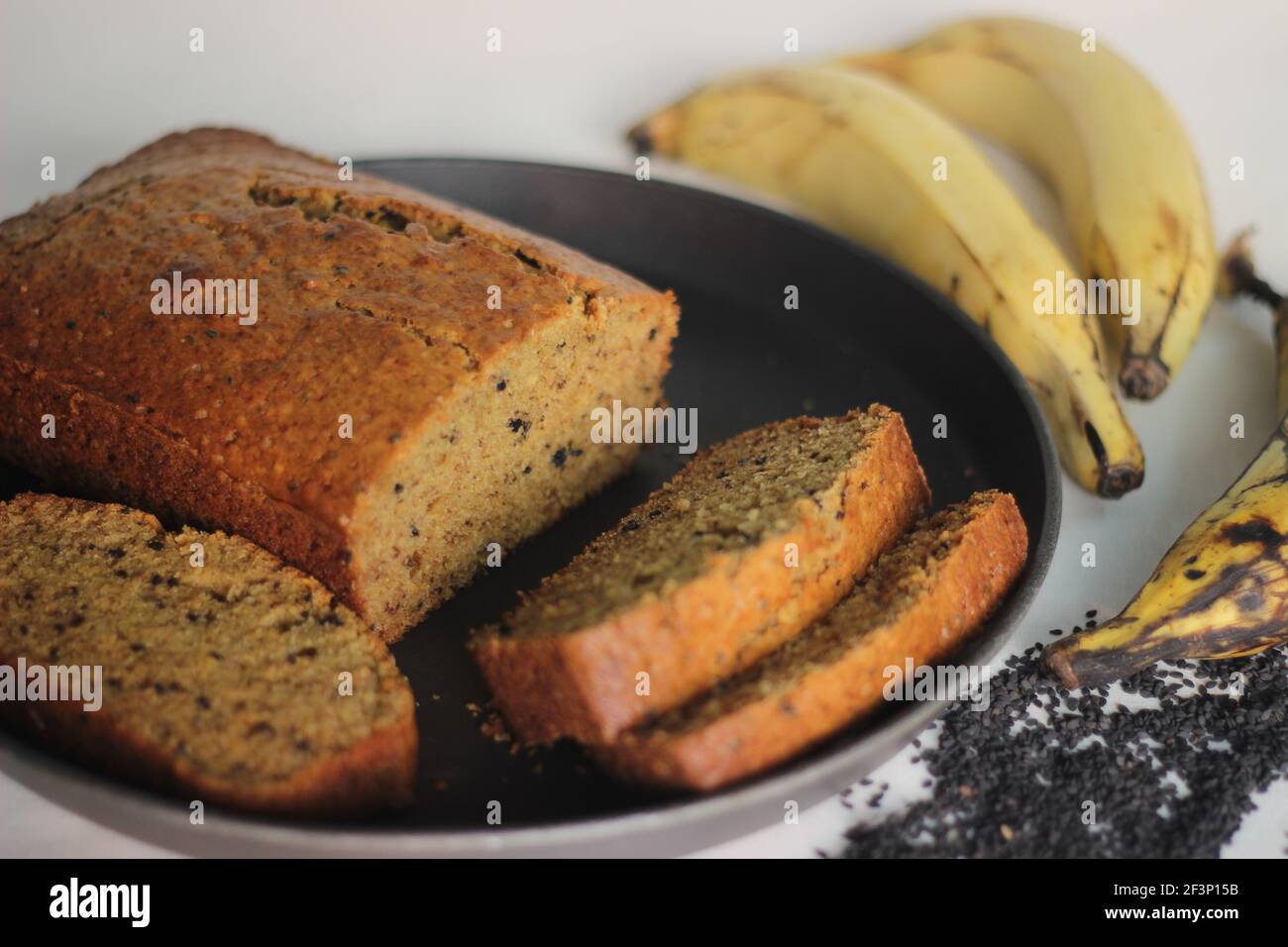 Tranches de gâteau de plantain de blé entier mûr maison. Il est également appelé pain de plantain mûr. Prise de vue sur fond blanc Banque D'Images