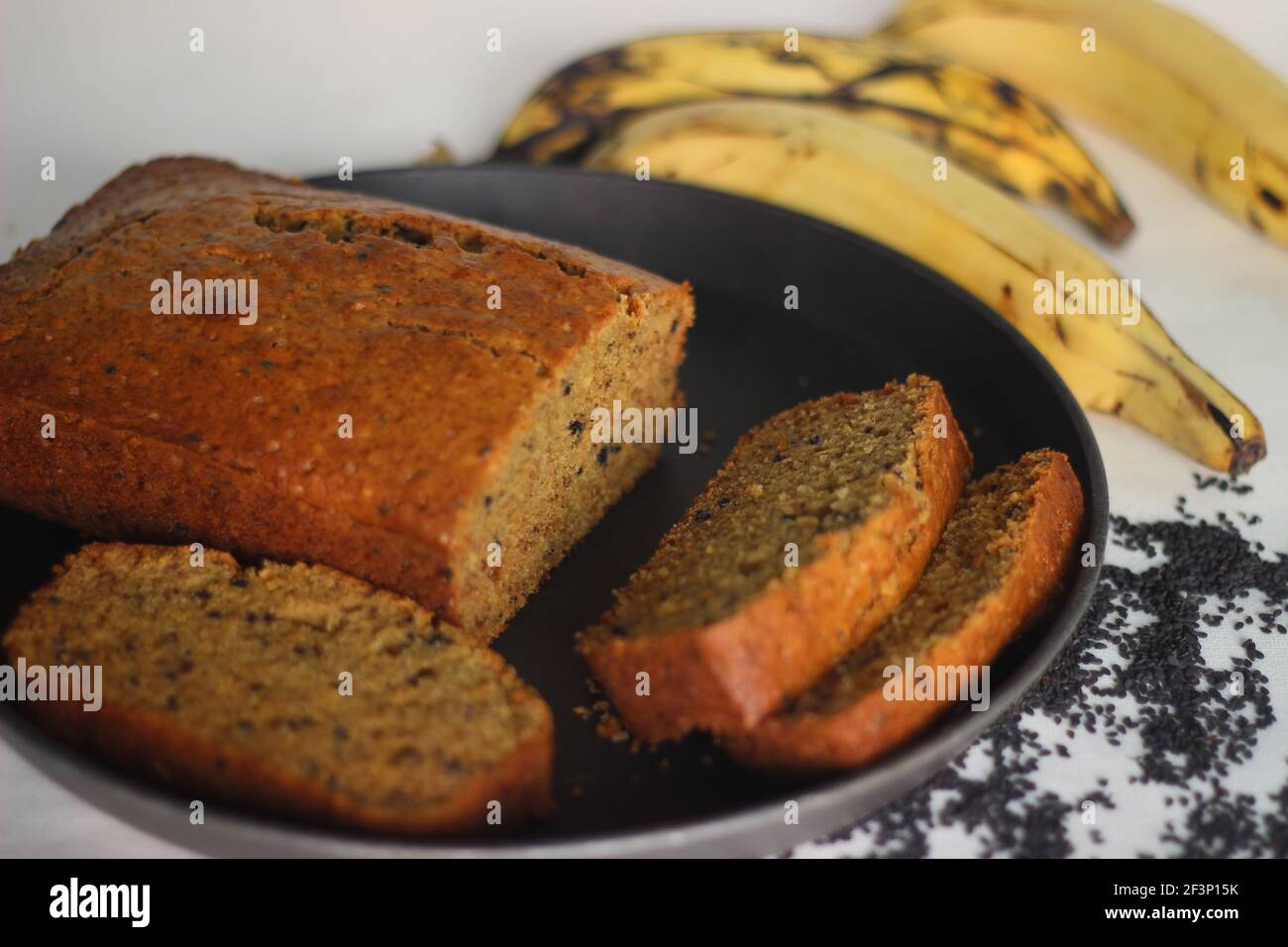 Tranches de gâteau de plantain de blé entier mûr maison. Il est également appelé pain de plantain mûr. Prise de vue sur fond blanc Banque D'Images