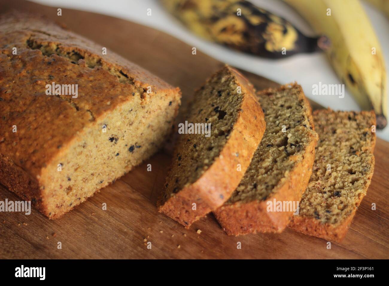 Tranches de gâteau de plantain de blé entier mûr maison. Il est également appelé pain de plantain mûr. Prise de vue sur fond blanc Banque D'Images