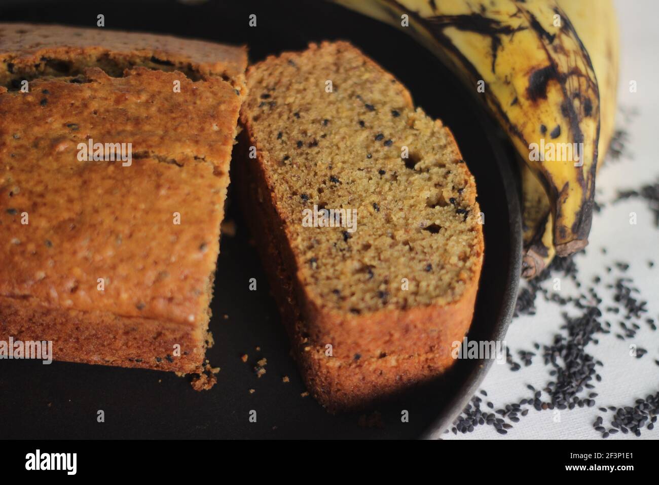 Tranches de gâteau de plantain de blé entier mûr maison. Il est également appelé pain de plantain mûr. Prise de vue sur fond blanc Banque D'Images