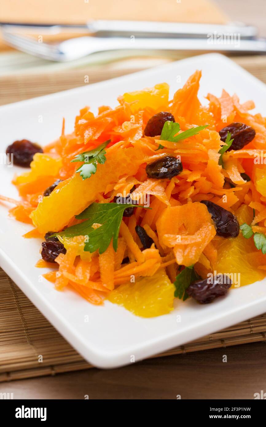 Recette de salade de carottes et de raisins secs Banque D'Images