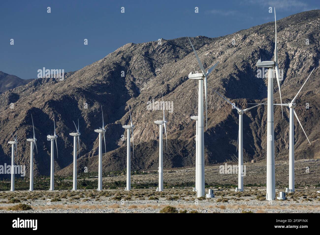 Moulins à vent et montagnes de San Jacinto, parc éolien de San Gorgonio Pass, près de Palm Springs, Californie, États-Unis Banque D'Images