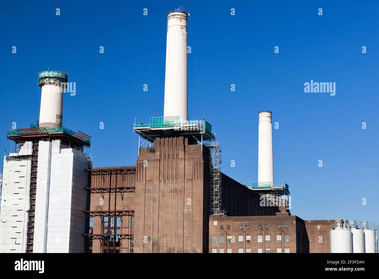 Réaménagement de Battersea Power Station, Wandsworth, Londres SW8. Les travaux commencent à faire tomber les cheminées blanches emblématiques pour reconstruire des répliques exactes dans t Banque D'Images