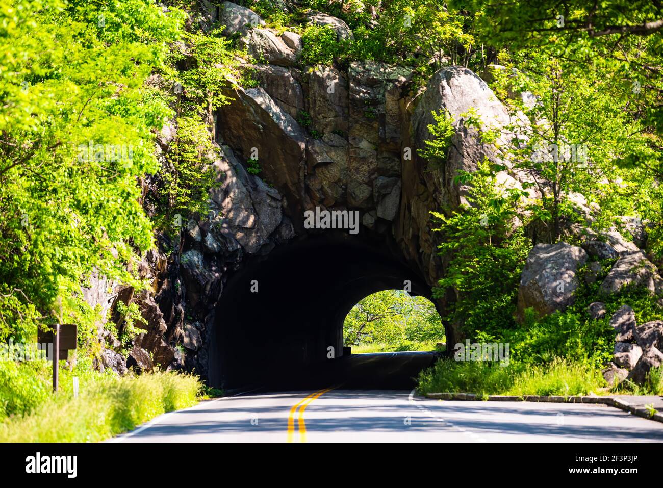 Tunnel rocheux de Marys dans le parc national de Shenandoah près de la crête bleue Montagnes en Virginie en été avec la route sinueuse à travers forêt de montagne Banque D'Images