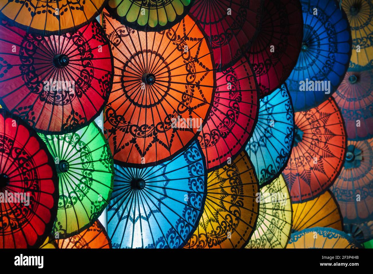 Parasols colorés sur le marché traditionnel de la rue à Bagan, région de Mandalay, Myanmar (Birmanie). Banque D'Images