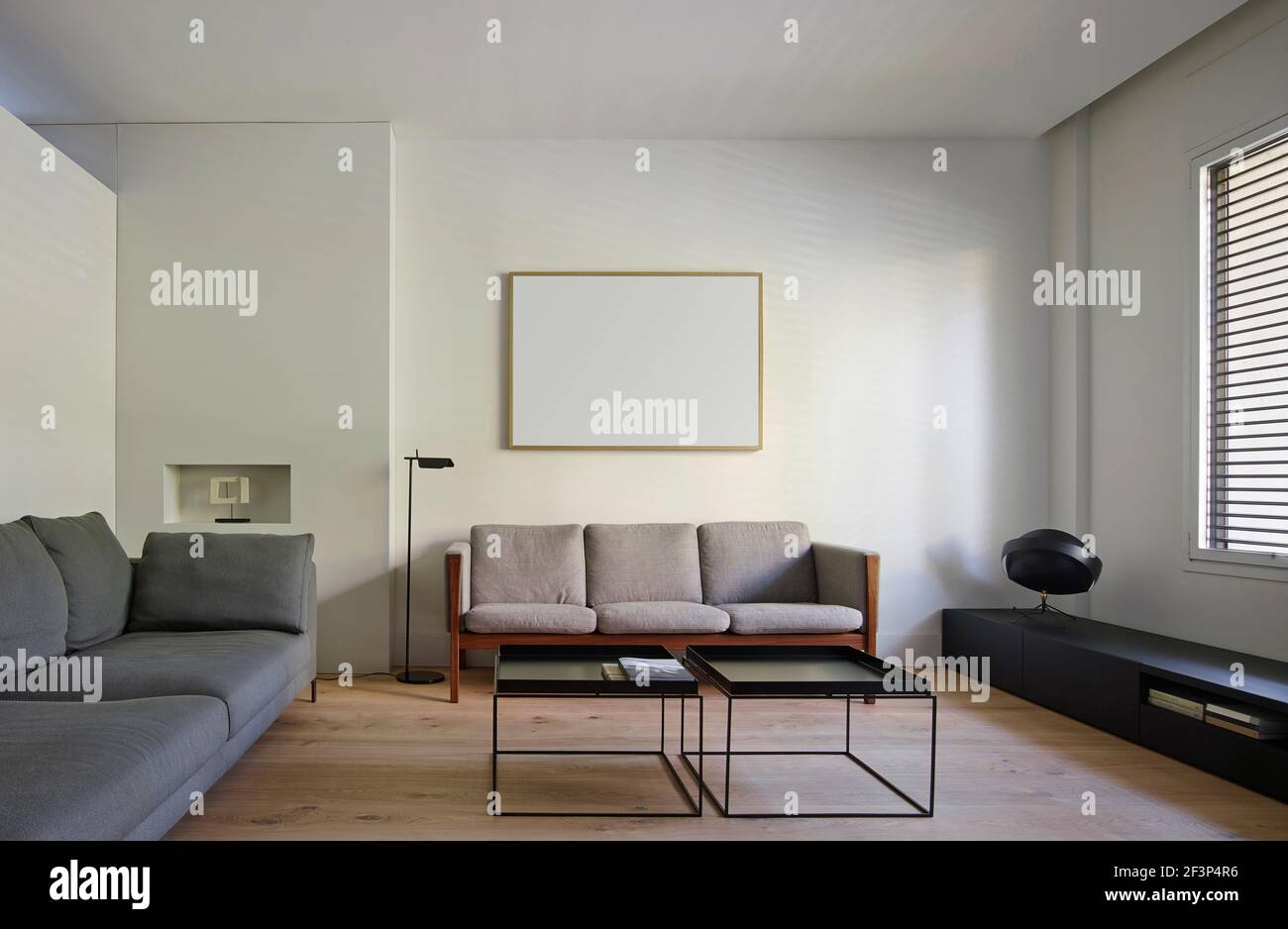 ML House, Barcelone, Espagne. Salon contemporain spacieux avec canapés gris  modernes et tableaux muraux Photo Stock - Alamy