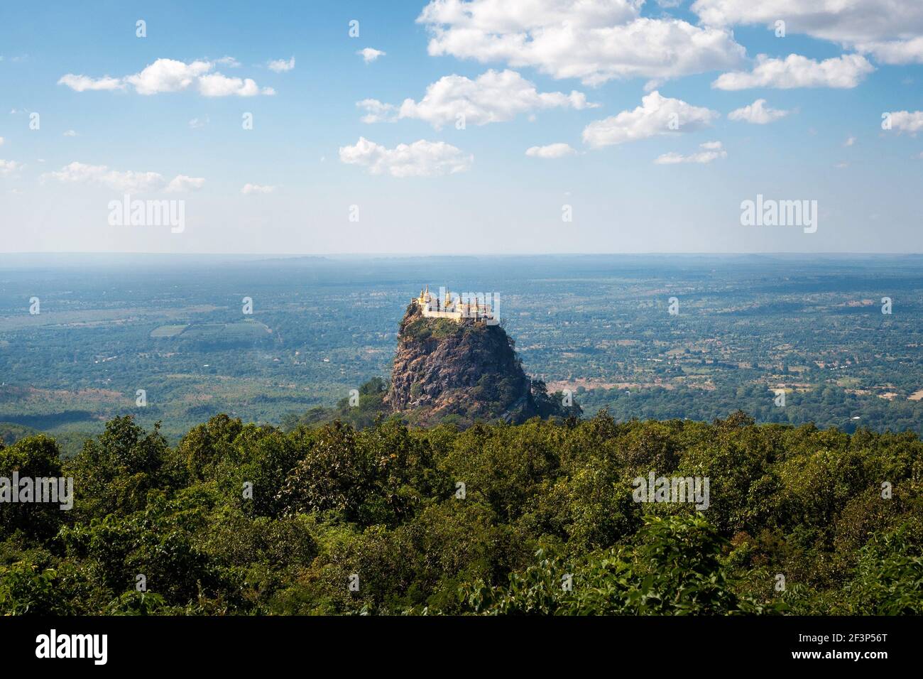 Mt Popa, un important lieu de pèlerinage avec de nombreux temples NAT et sites reliques près de Bagan, division Mandalay, Myanmar (Birmanie). Banque D'Images