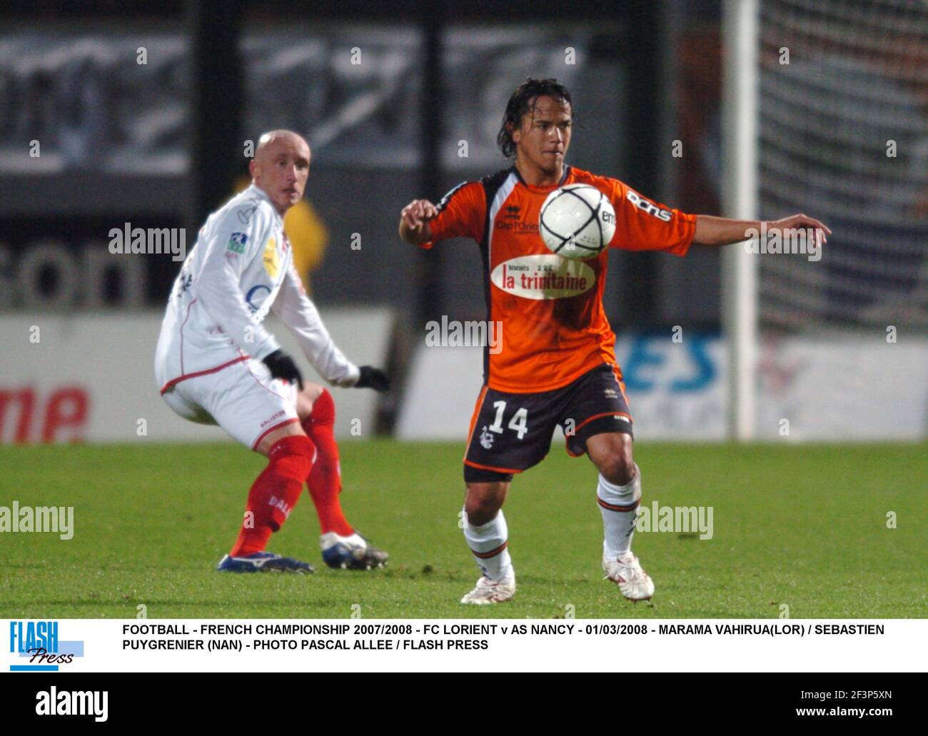 FOOTBALL - CHAMPIONNAT DE FRANCE 2007/2008 - FC LORIENT V AS NANCY - 01/03/2008 - MARAMA VAHIRUA(LOR) / SÉBASTIEN PUYGRENIER (NAN) - PHOTO PASCAL ALLEE / FLASH PRESSE Banque D'Images