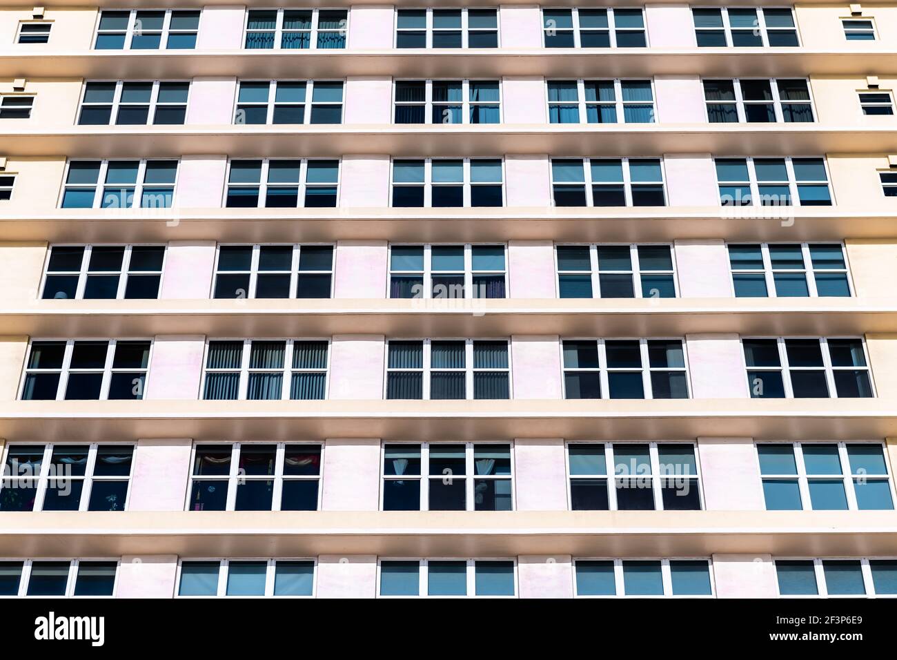 Abstrait minimalisme minimaliste architecture extérieure façade de blanc art déco hôtel de construction résidentielle rétro jaune coloré et rétro avec beaucoup de winpo Banque D'Images
