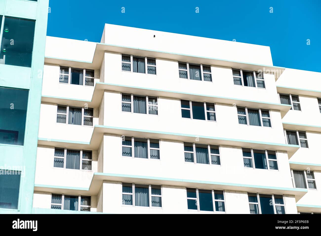 Abstrait minimalisme minimaliste architecture extérieure façade de blanc art déco turquoise sarcelle coloré rétro hôtel résidentiel Banque D'Images
