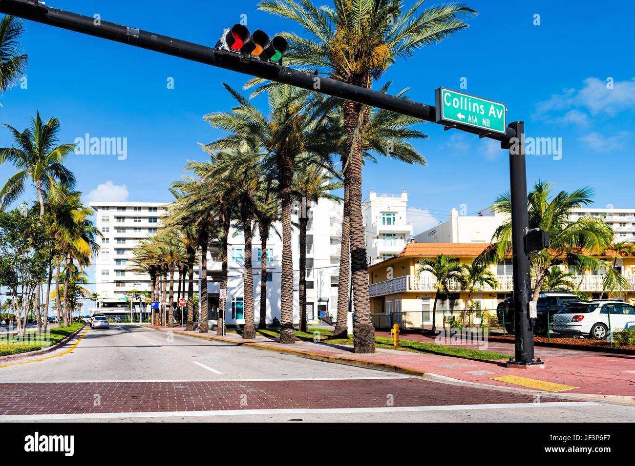 Quartier historique art déco de South Beach, Floride avec avenue Collins, panneaux de signalisation Ocean Drive et feu de circulation en été Banque D'Images