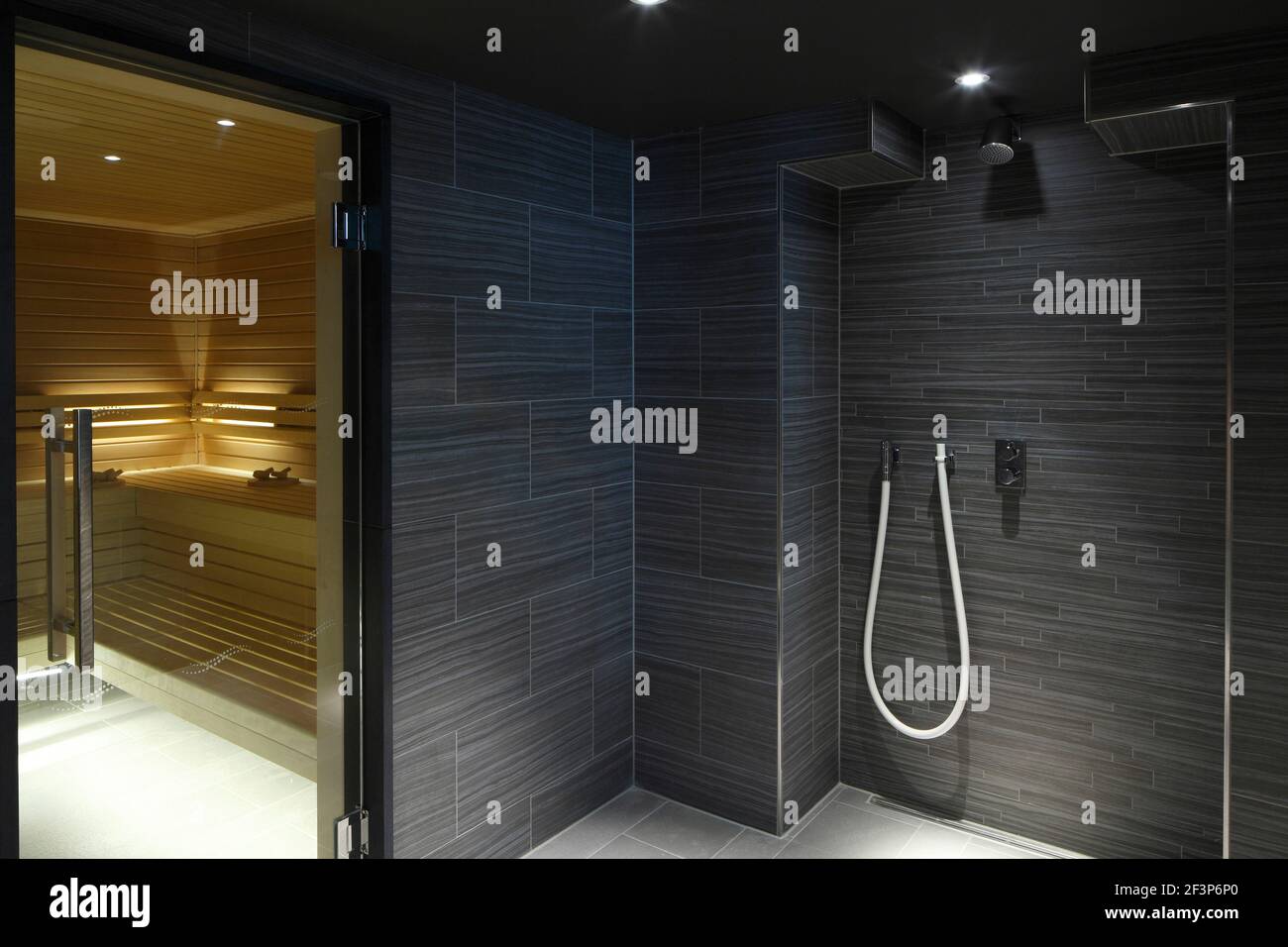 Cabine de sauna et douche carrelée | | Designer: GA Design International Banque D'Images