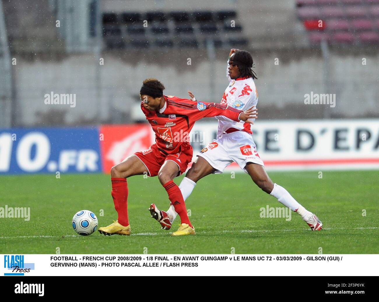 FOOTBALL - COUPE FRANÇAISE 2008/2009 - 1/8 FINAL - FR AVANT GUINGAMP / LE MANS UC 72 - 03/03/2009 - GILSON (GUI) / GERVINHO (MANS) - PHOTO PASCAL ALLEE / APPUYEZ SUR LE BOUTON CLIGNOTANT Banque D'Images