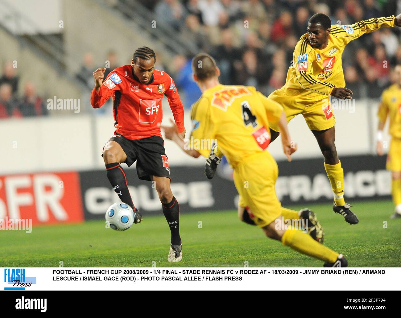 FOOTBALL - COUPE FRANÇAISE 2008/2009 - 1/4 FINAL - STADE RENNAIS FC CONTRE RODEZ AF - 18/03/2009 - JIMMY BRIAND (REN) / LESCURE ARMAND / ISMAEL GACE (ROD) - PHOTO PASCAL ALLEE / FLASH PRESS Banque D'Images