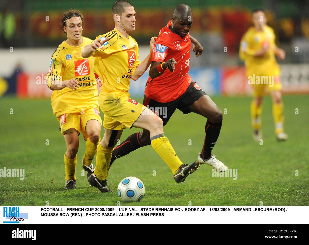 FOOTBALL - COUPE FRANÇAISE 2008/2009 - 1/4 FINAL - STADE RENNAIS FC CONTRE RODEZ AF - 18/03/2009 - ARMAND LESCURE (ROD) / MOUSSA SOW (REN) - PHOTO PASCAL ALLEE / APPUYEZ SUR LE BOUTON CLIGNOTANT Banque D'Images