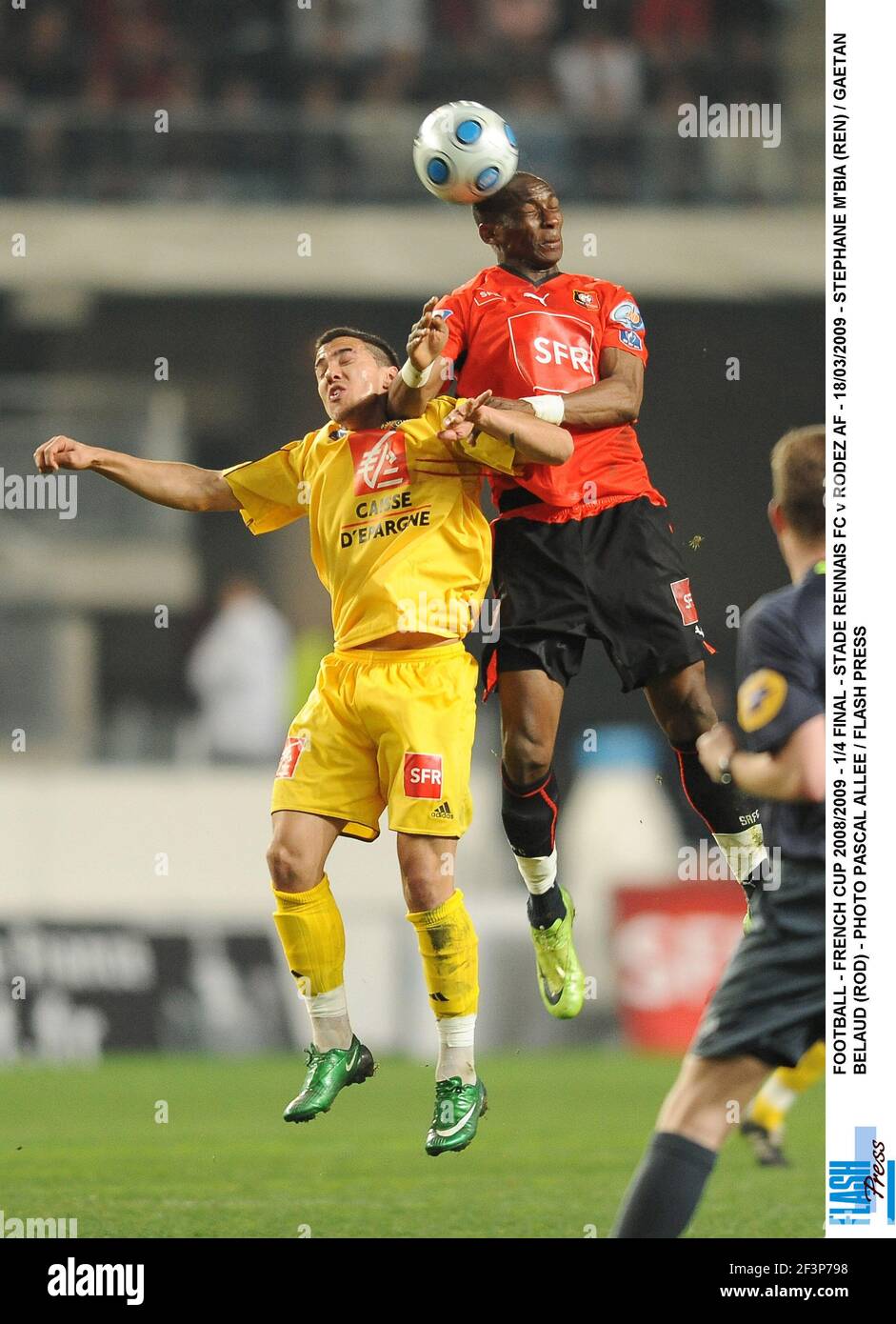 FOOTBALL - COUPE FRANÇAISE 2008/2009 - 1/4 FINAL - STADE RENNAIS FC CONTRE RODEZ AF - 18/03/2009 - STEPHANE M'BIA (REN) / GAETAN BELAUD (ROD) - PHOTO PASCAL ALLEE / APPUYEZ SUR LE BOUTON CLIGNOTANT Banque D'Images