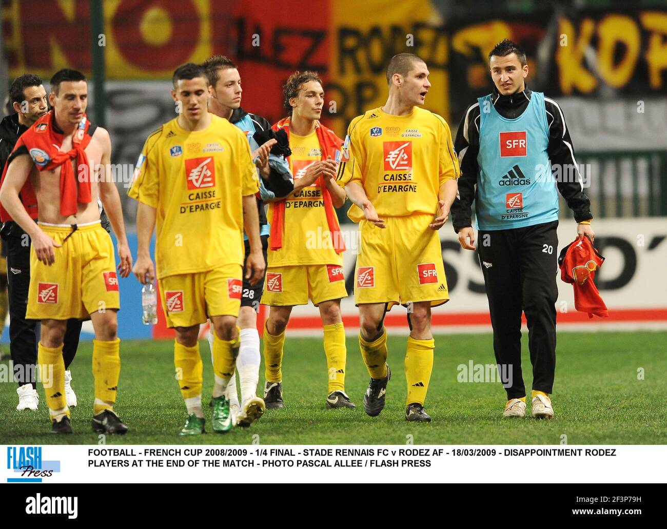 FOOTBALL - COUPE FRANÇAISE 2008/2009 - 1/4 FINAL - STADE RENNAIS FC CONTRE RODEZ AF - 18/03/2009 - DÉCEPTION RODEZ JOUEURS À LA FIN DU MATCH - PHOTO PASCAL ALLEE / FLASH APPUYER Banque D'Images