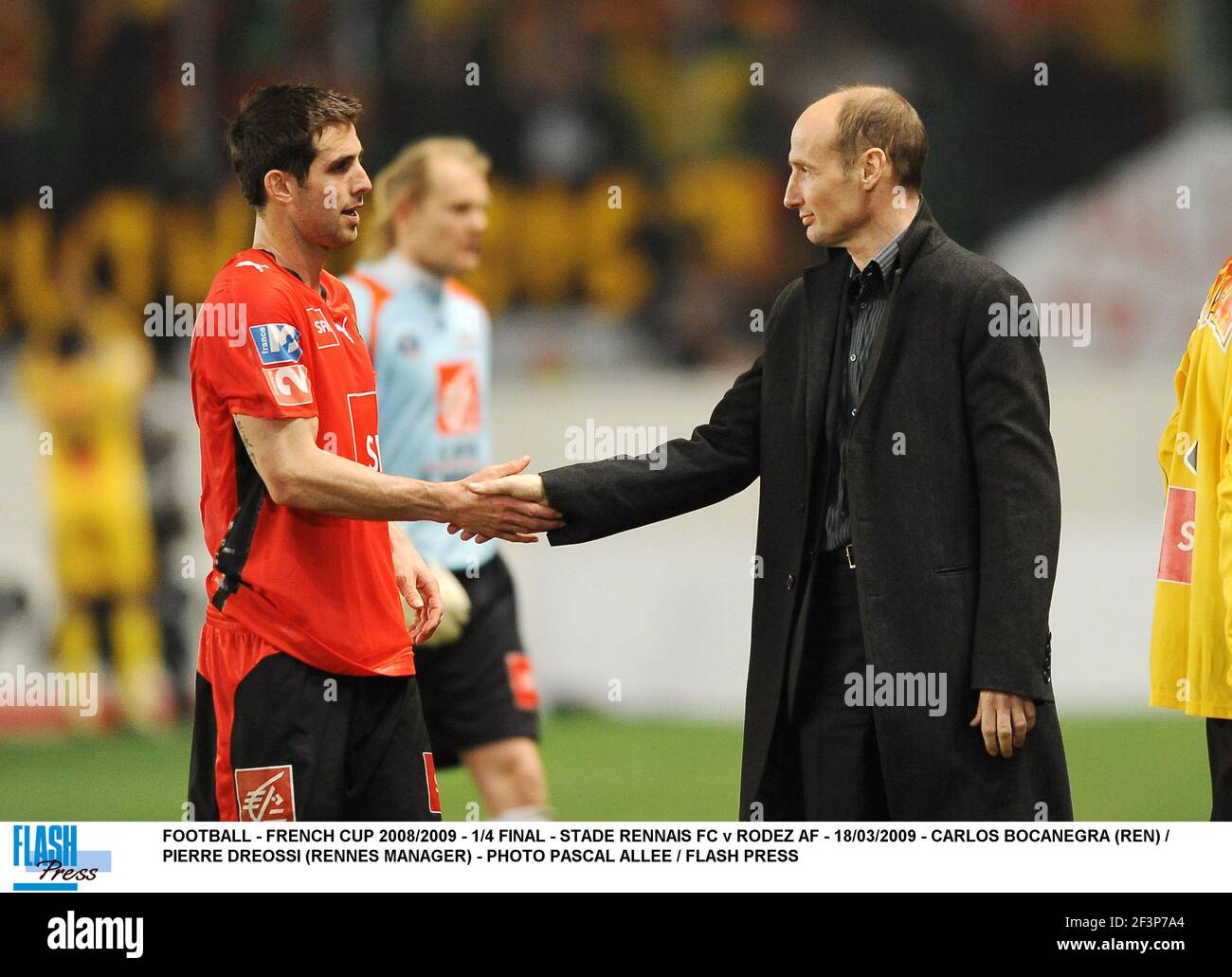 FOOTBALL - COUPE FRANÇAISE 2008/2009 - 1/4 FINAL - STADE RENNAIS FC CONTRE RODEZ AF - 18/03/2009 - CARLOS BOCANEGRA (REN) / PIERRE DREOSSI (RESPONSABLE RENNES) - PHOTO PASCAL ALLEE / FLASH PRESSE Banque D'Images