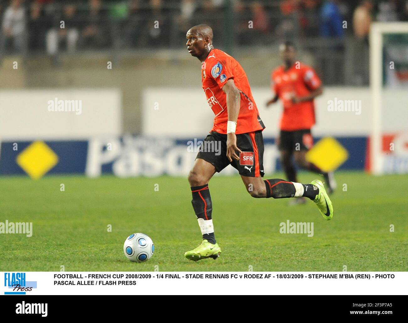 FOOTBALL - COUPE FRANÇAISE 2008/2009 - 1/4 FINAL - STADE RENNAIS FC CONTRE RODEZ AF - 18/03/2009 - STEPHANE M'BIA (REN) - PHOTO PASCAL ALLEE / FLASH PRESS Banque D'Images
