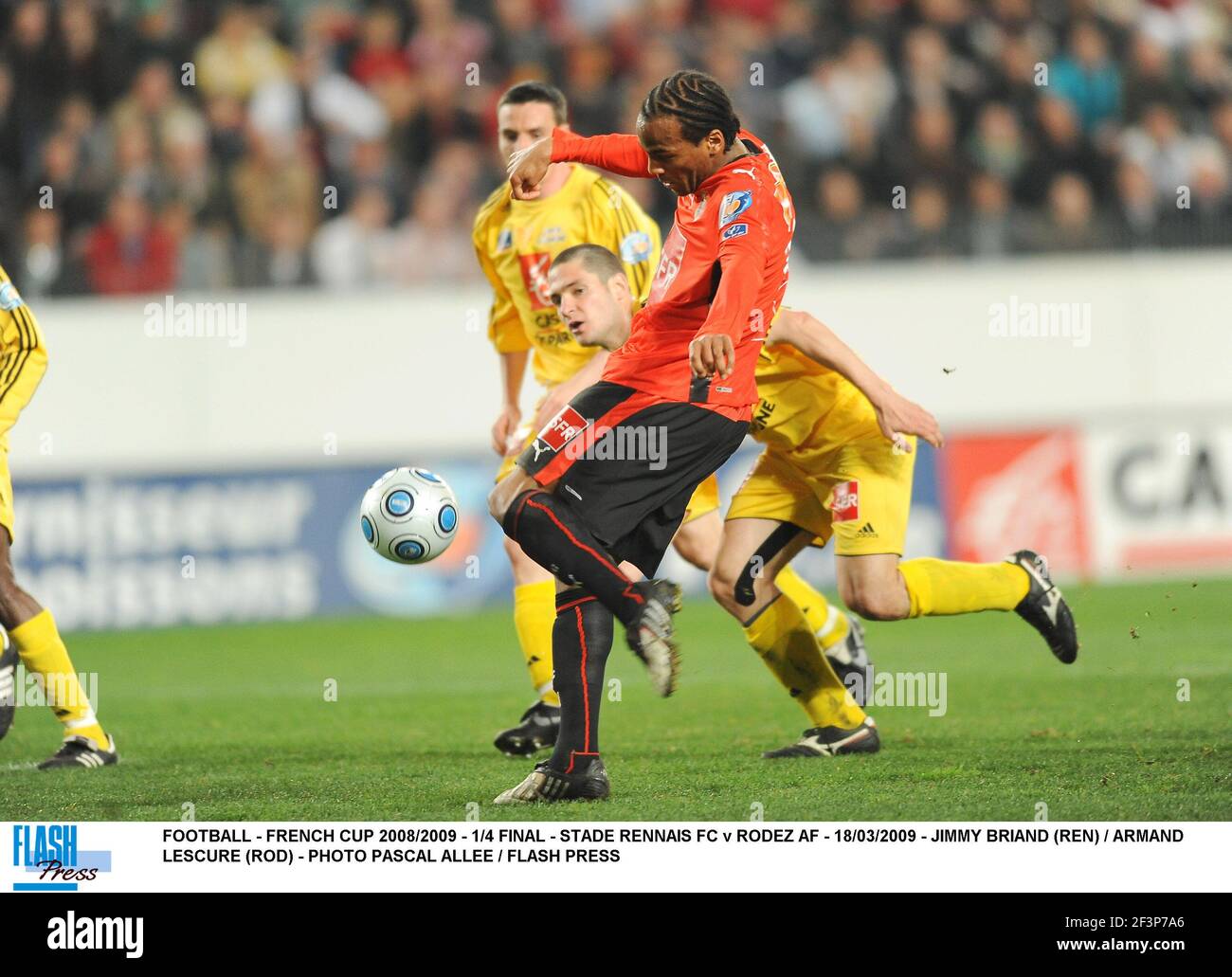 FOOTBALL - COUPE FRANÇAISE 2008/2009 - 1/4 FINAL - STADE RENNAIS FC CONTRE RODEZ AF - 18/03/2009 - JIMMY BRIAND (REN) / ARMAND LESCURE (ROD) - PHOTO PASCAL ALLEE / APPUYEZ SUR LE BOUTON CLIGNOTANT Banque D'Images