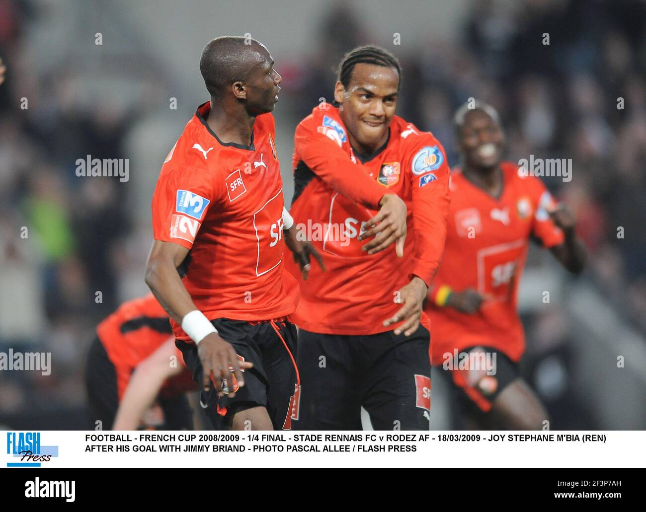 FOOTBALL - COUPE FRANÇAISE 2008/2009 - 1/4 FINAL - STADE RENNAIS FC CONTRE RODEZ AF - 18/03/2009 - JOY STEPHANE M'BIA (REN) APRÈS SON BUT AVEC JIMMY BRIAND - PHOTO PASCAL ALLEE / FLASH PRESS Banque D'Images