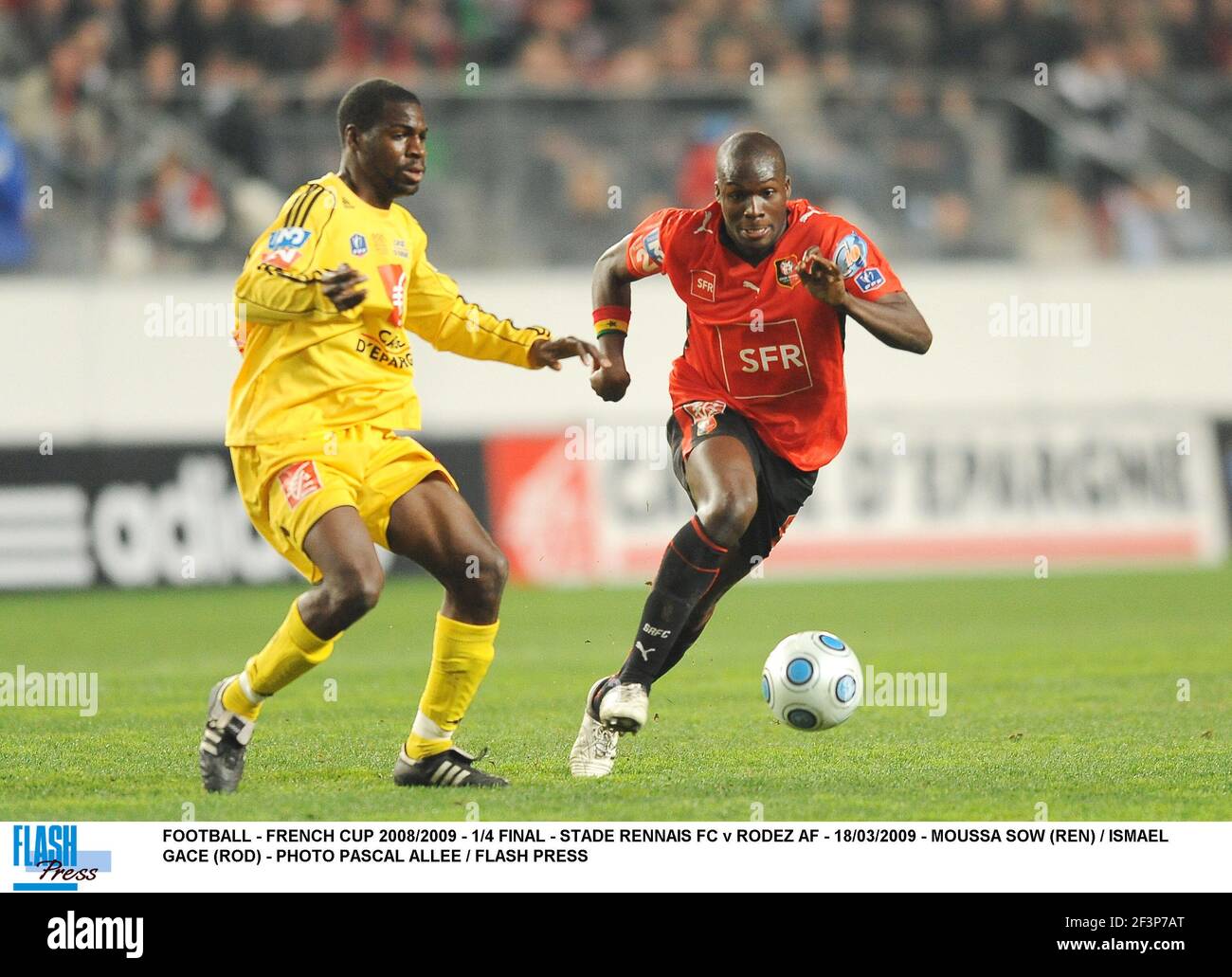 FOOTBALL - COUPE FRANÇAISE 2008/2009 - 1/4 FINAL - STADE RENNAIS FC CONTRE RODEZ AF - 18/03/2009 - MOUSSA SOW (REN) / ISMAEL GACE (ROD) - PHOTO PASCAL ALLEE / APPUYEZ SUR LE BOUTON CLIGNOTANT Banque D'Images