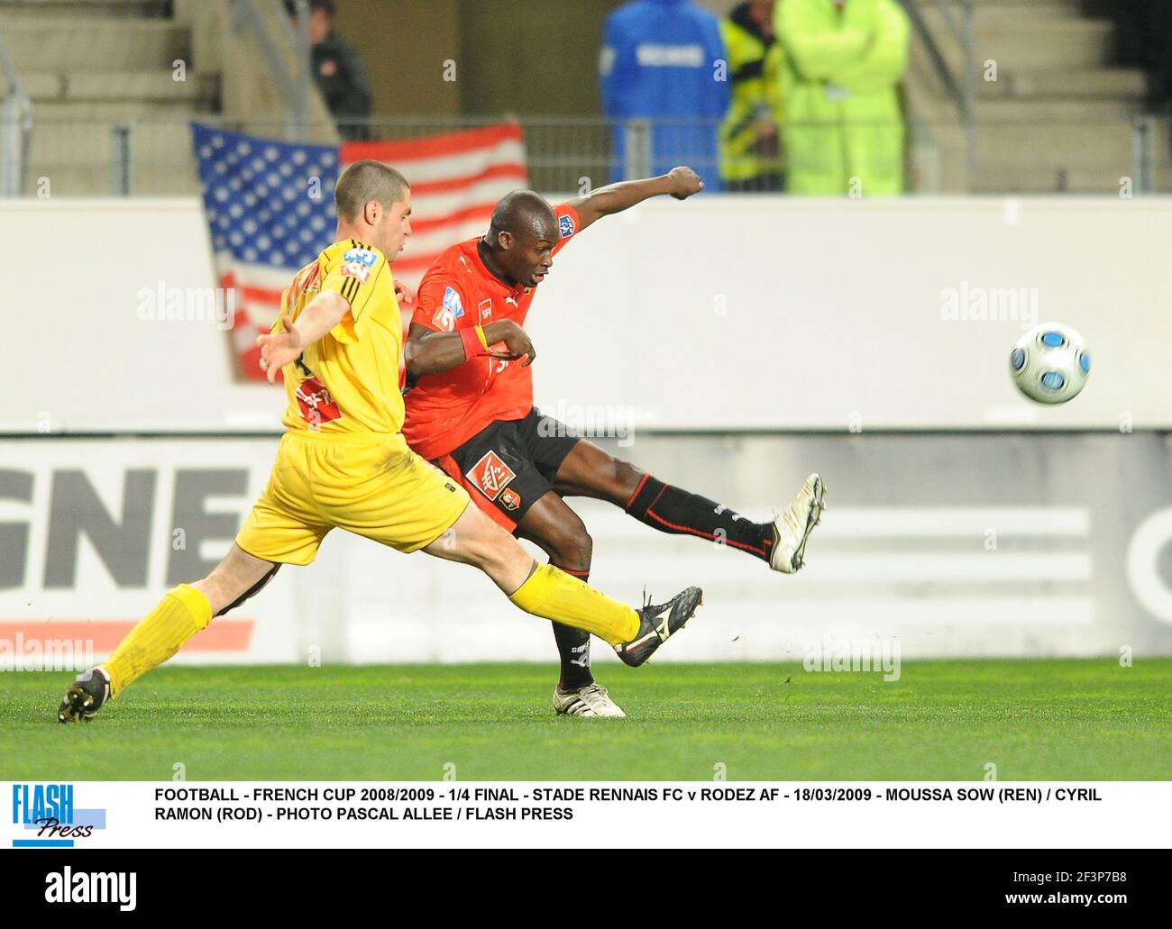 FOOTBALL - COUPE FRANÇAISE 2008/2009 - 1/4 FINAL - STADE RENNAIS FC CONTRE RODEZ AF - 18/03/2009 - MOUSSA SOW (REN) / CYRIL RAMON (ROD) - PHOTO PASCAL ALLEE / APPUYEZ SUR LE BOUTON CLIGNOTANT Banque D'Images