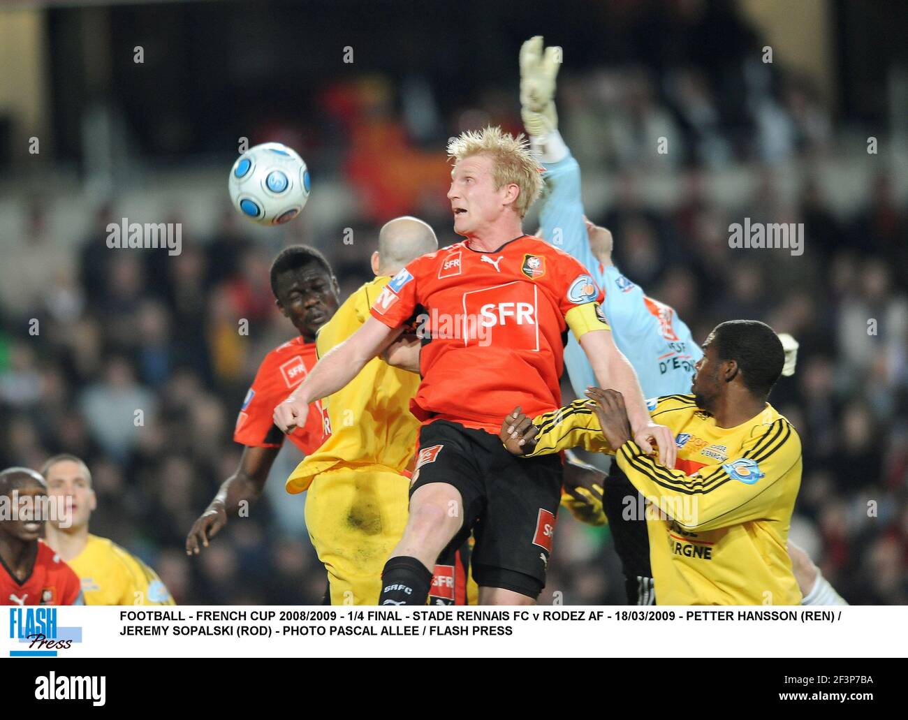 FOOTBALL - COUPE FRANÇAISE 2008/2009 - 1/4 FINAL - STADE RENNAIS FC CONTRE RODEZ AF - 18/03/2009 - PETTER HANSSON (REN) / JEREMY SOPALSKI (ROD) - PHOTO PASCAL ALLEE / APPUYEZ SUR LE BOUTON CLIGNOTANT Banque D'Images
