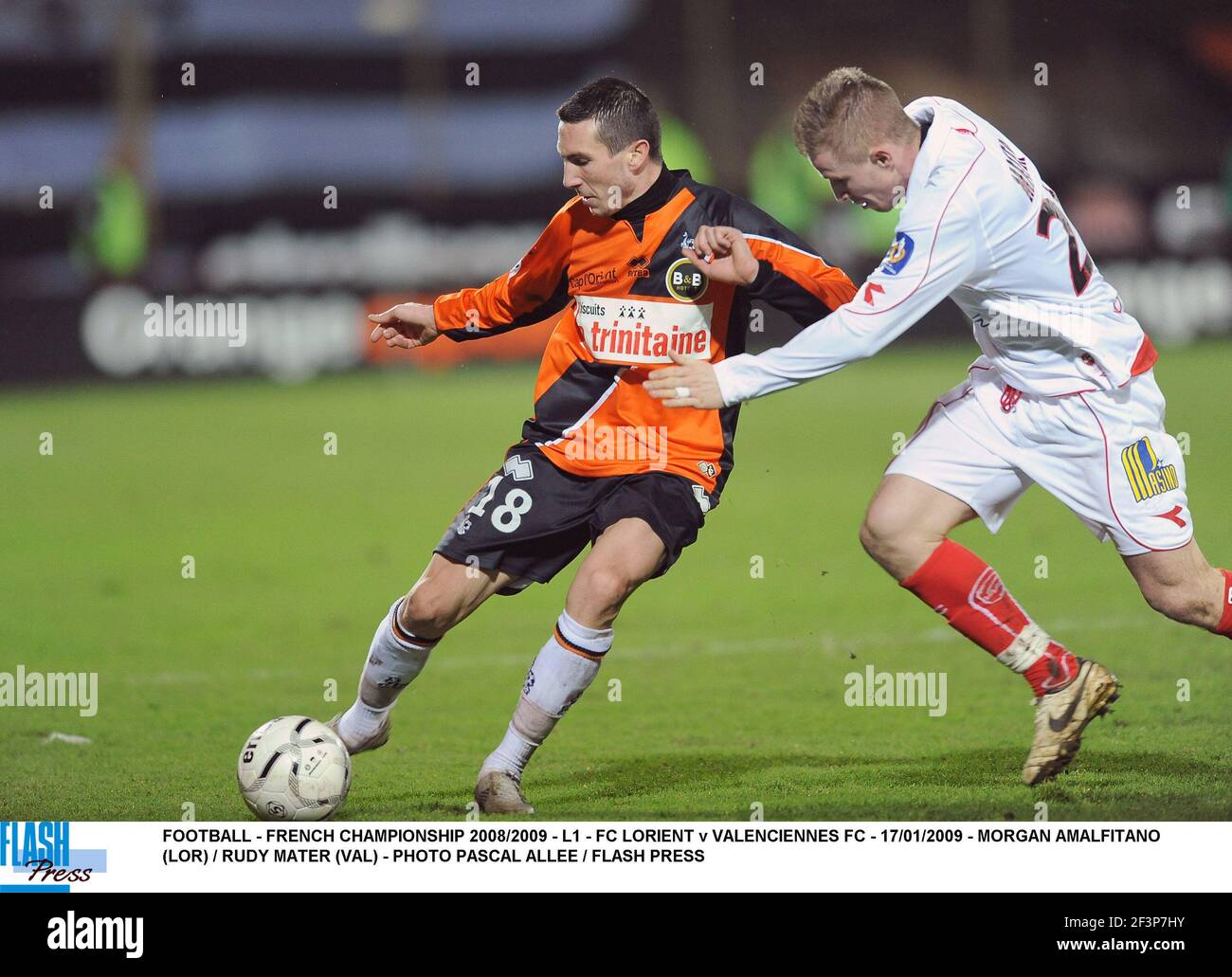 FOOTBALL - CHAMPIONNAT DE FRANCE 2008/2009 - L1 - FC LORIENT V VALENCIENNES FC - 17/01/2009 - MORGAN AMALFITANO (LOR) / RUDY MATER (VAL) - PHOTO PASCAL ALLEE / FLASH APPUYER Banque D'Images