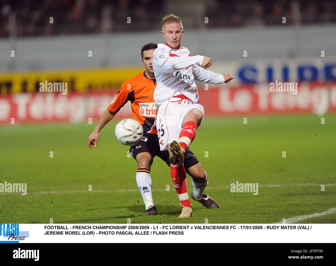 FOOTBALL - CHAMPIONNAT DE FRANCE 2008/2009 - L1 - FC LORIENT V VALENCIENNES FC - 17/01/2009 - RUDY MATER (VAL) / JEREMIE MOREL (LOR) - PHOTO PASCAL ALLEE / FLASH PRESS Banque D'Images