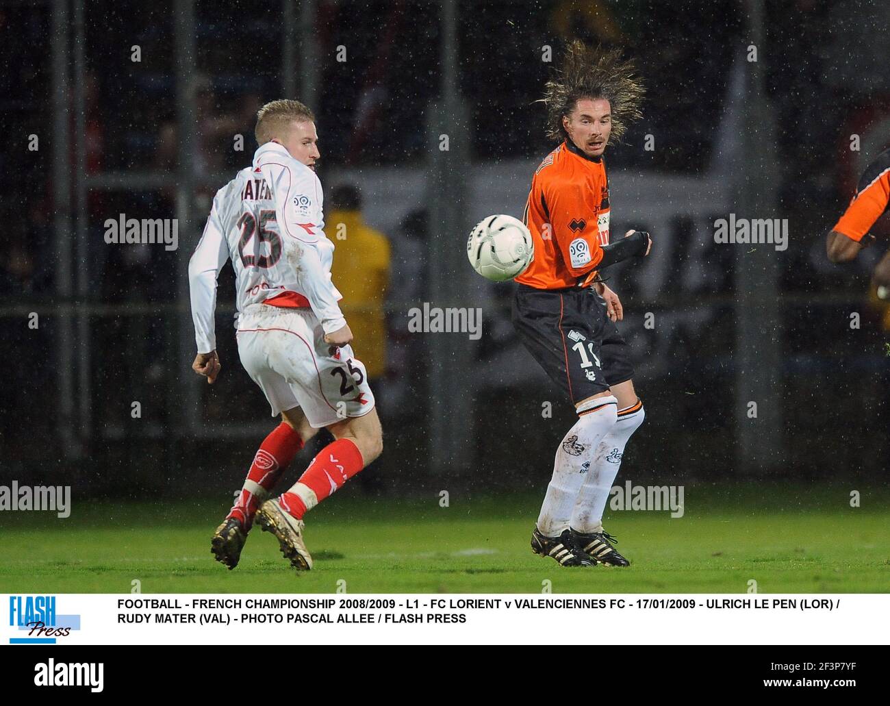 FOOTBALL - CHAMPIONNAT DE FRANCE 2008/2009 - L1 - FC LORIENT V VALENCIENNES FC - 17/01/2009 - ULRICH LE PEN (LOR) / RUDY MATER (VAL) - PHOTO PASCAL ALLEE / FLASH APPUYEZ SUR Banque D'Images