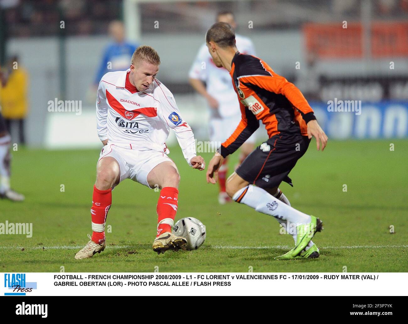FOOTBALL - CHAMPIONNAT DE FRANCE 2008/2009 - L1 - FC LORIENT V VALENCIENNES FC - 17/01/2009 - RUDY MATER (VAL) / GABRIEL OBERTAN (LOR) - PHOTO PASCAL ALLEE / FLASH PRESS Banque D'Images