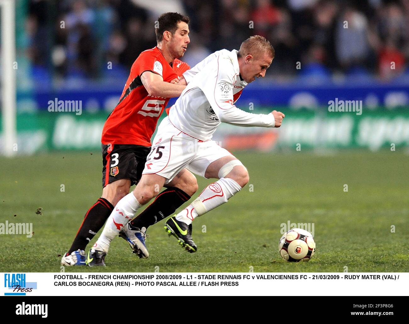 FOOTBALL - CHAMPIONNAT DE FRANCE 2008/2009 - L1 - STADE RENNAIS FC / VALENCIENNES FC - 21/03/2009 - RUDY MATER (VAL) / CARLOS BOCANEGRA (REN) - PHOTO PASCAL ALLEE / FLASH APPUYEZ SUR Banque D'Images