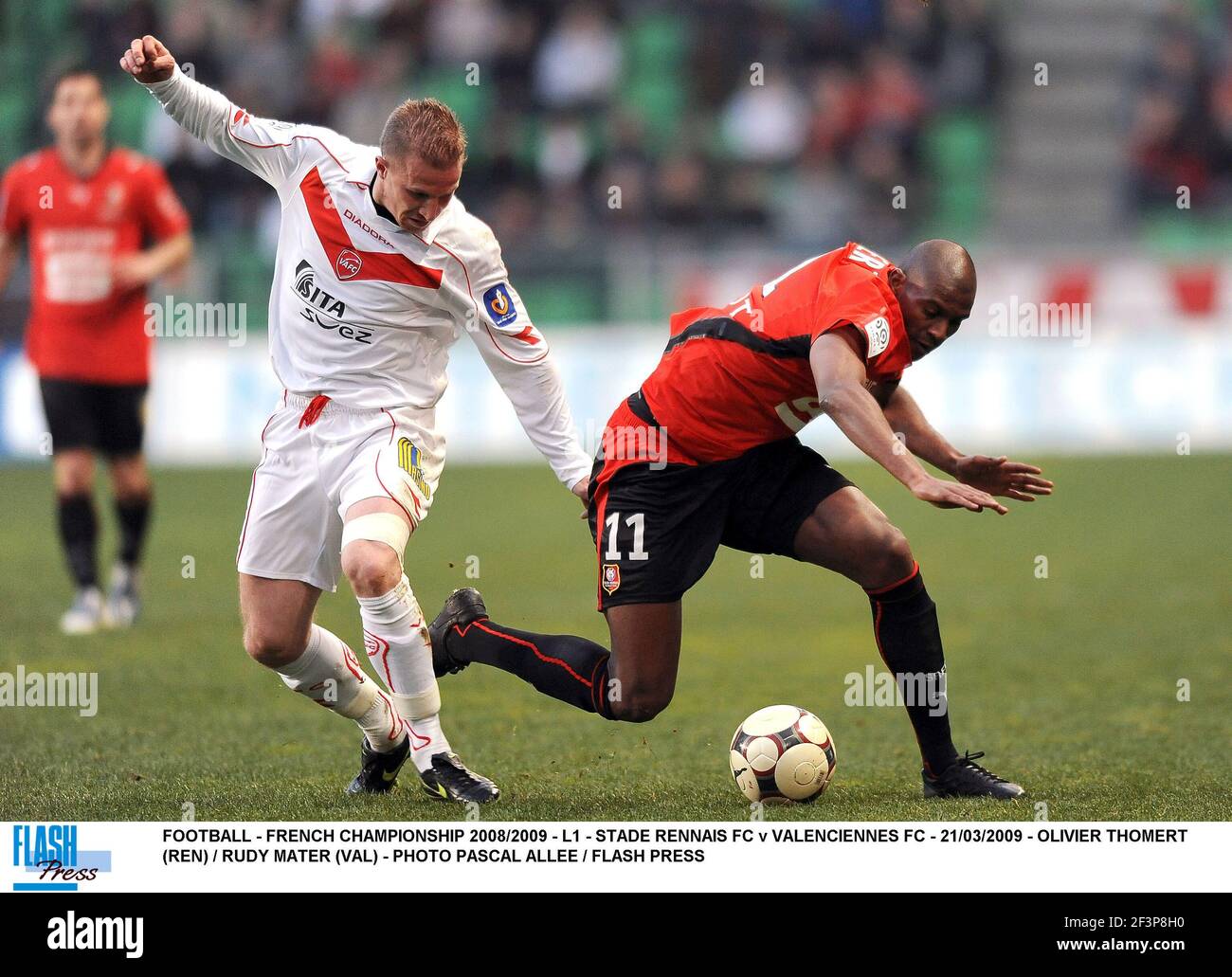 FOOTBALL - CHAMPIONNAT DE FRANCE 2008/2009 - L1 - STADE RENNAIS FC CONTRE VALENCIENNES FC - 21/03/2009 - OLIVIER THOMERT (REN) / RUDY MATER (VAL) - PHOTO PASCAL ALLEE / FLASH APPUYEZ SUR Banque D'Images