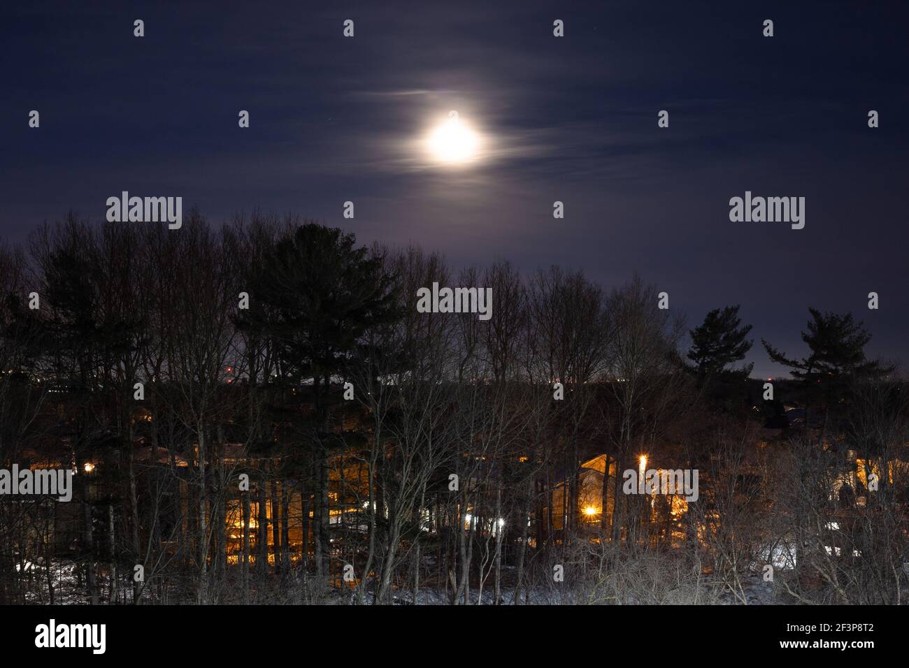 Vue nocturne sur la ville avec pleine lune dans le ciel sombre Banque D'Images