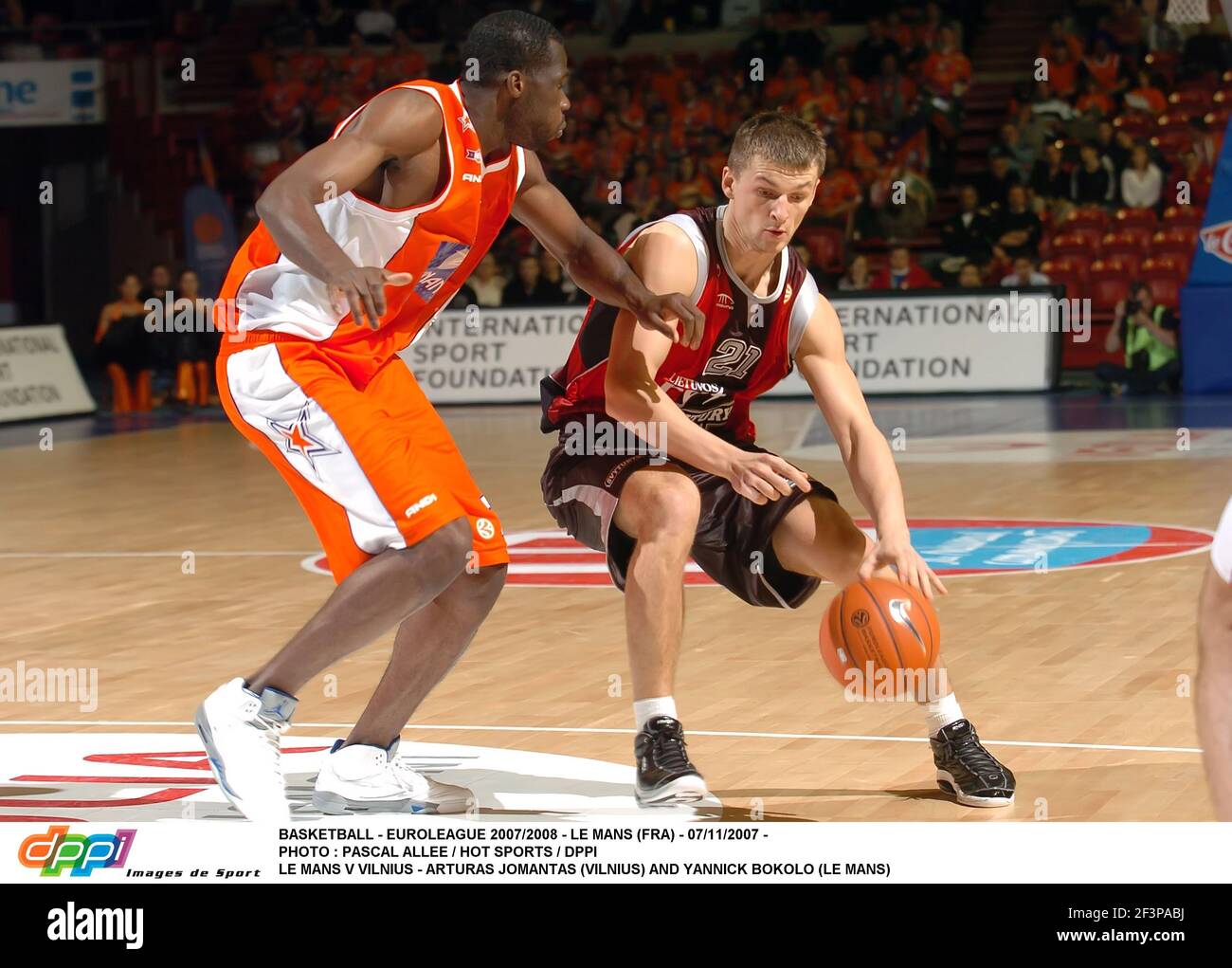 BASKETBALL - EUROLIGUE 2007/2008 - LE MANS (FRA) - 07/11/2007 - PHOTO : PASCAL ALLEE / SPORTS CHAUDS / DPPI LE MANS V VILNIUS - ARTURAS JOMANTAS (VILNIUS) ET YANNICK BOKOLO (LE MANS) Banque D'Images