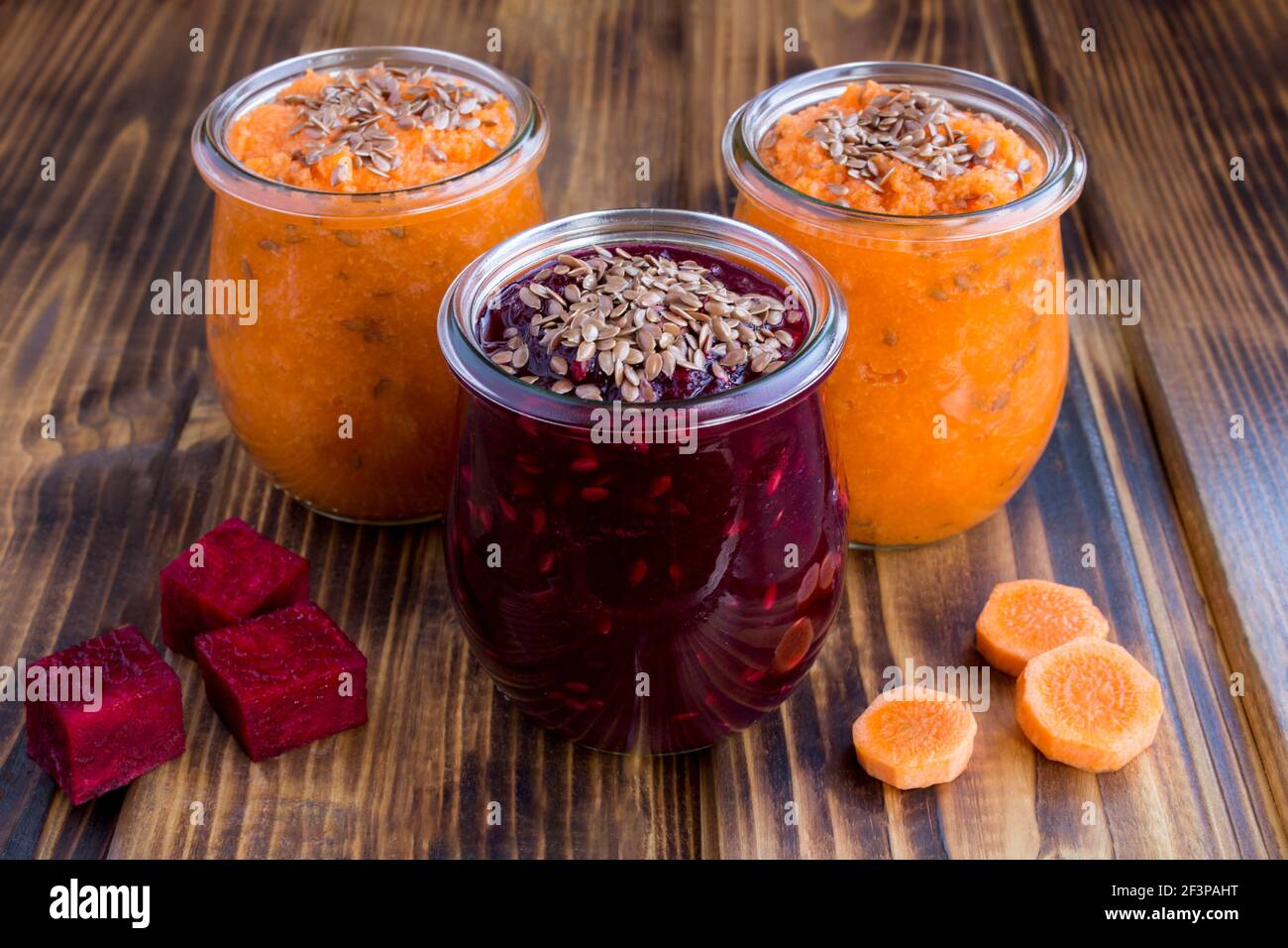 Smoothies aux légumes ou purée de graines de lin dans le verre pots sur la surface en bois Banque D'Images