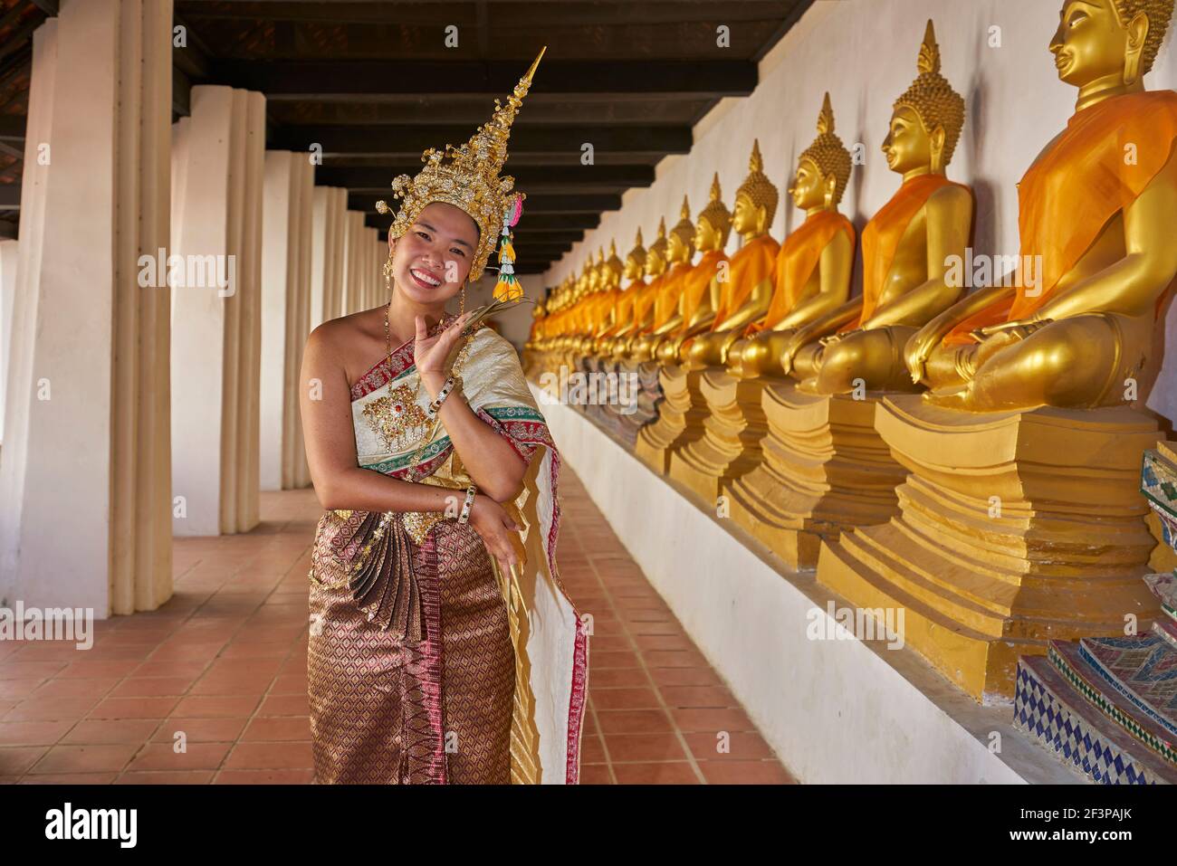 Thaïlande, Ayutthaya, danseuse thaïlandaise en vêtements traditionnels Banque D'Images