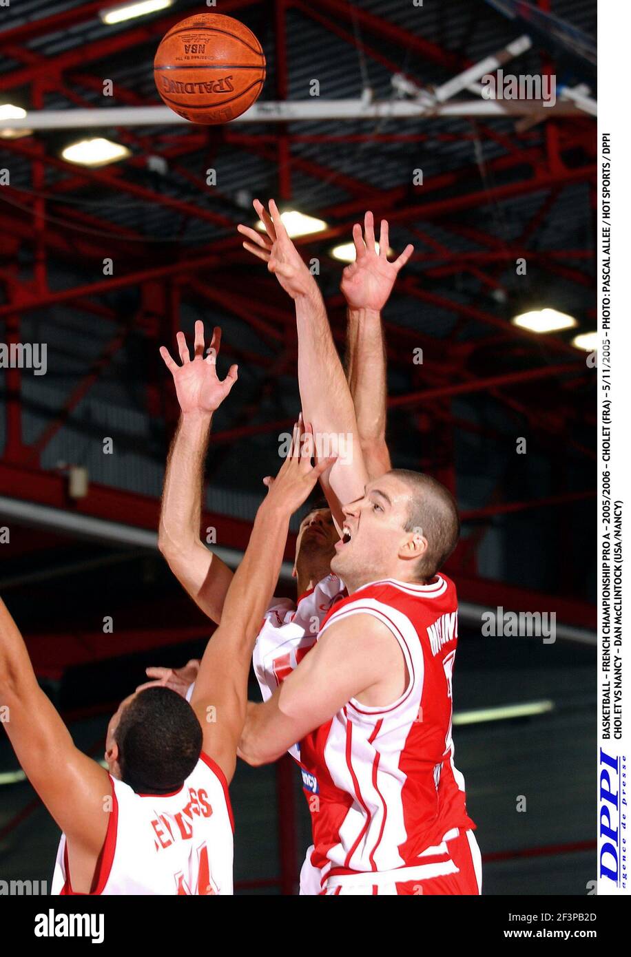 BASKET-BALL - CHAMPIONNAT DE FRANCE PRO A - 2005/2006 - CHOLET (FRA) - 5/11/2005 - PHOTO : PASCAL ALLEE / SPORTS CHAUDS / DPPI CHOLET VS NANCY - DAN MCCLINTOCK (USA/NANCY) Banque D'Images