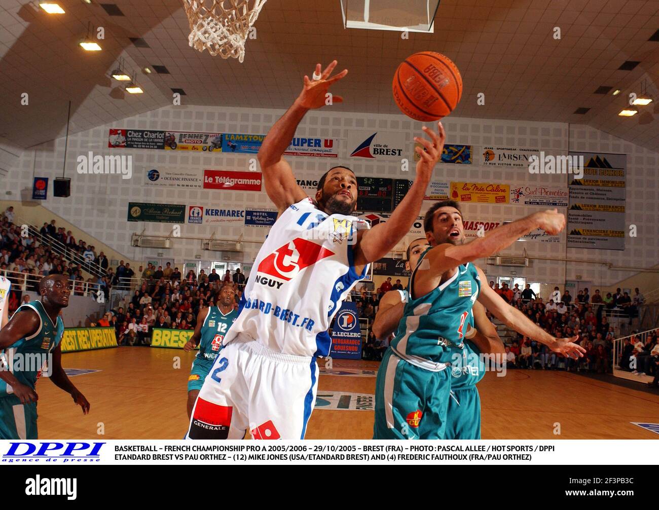 BASKETBALL - CHAMPIONNAT DE FRANCE PRO A 2005/2006 - 29/10/2005 - BREST (FRA) - PHOTO : PASCAL ALLEE / SPORTS CHAUDS / DPPI ETANDARD BREST VS PAU ORTHEZ - (12) MIKE JONES (USA/ETANDARD BREST) ET (4) FRÉDÉRIC FAUTHOUX (FRA/PAU ORTHEZ) Banque D'Images