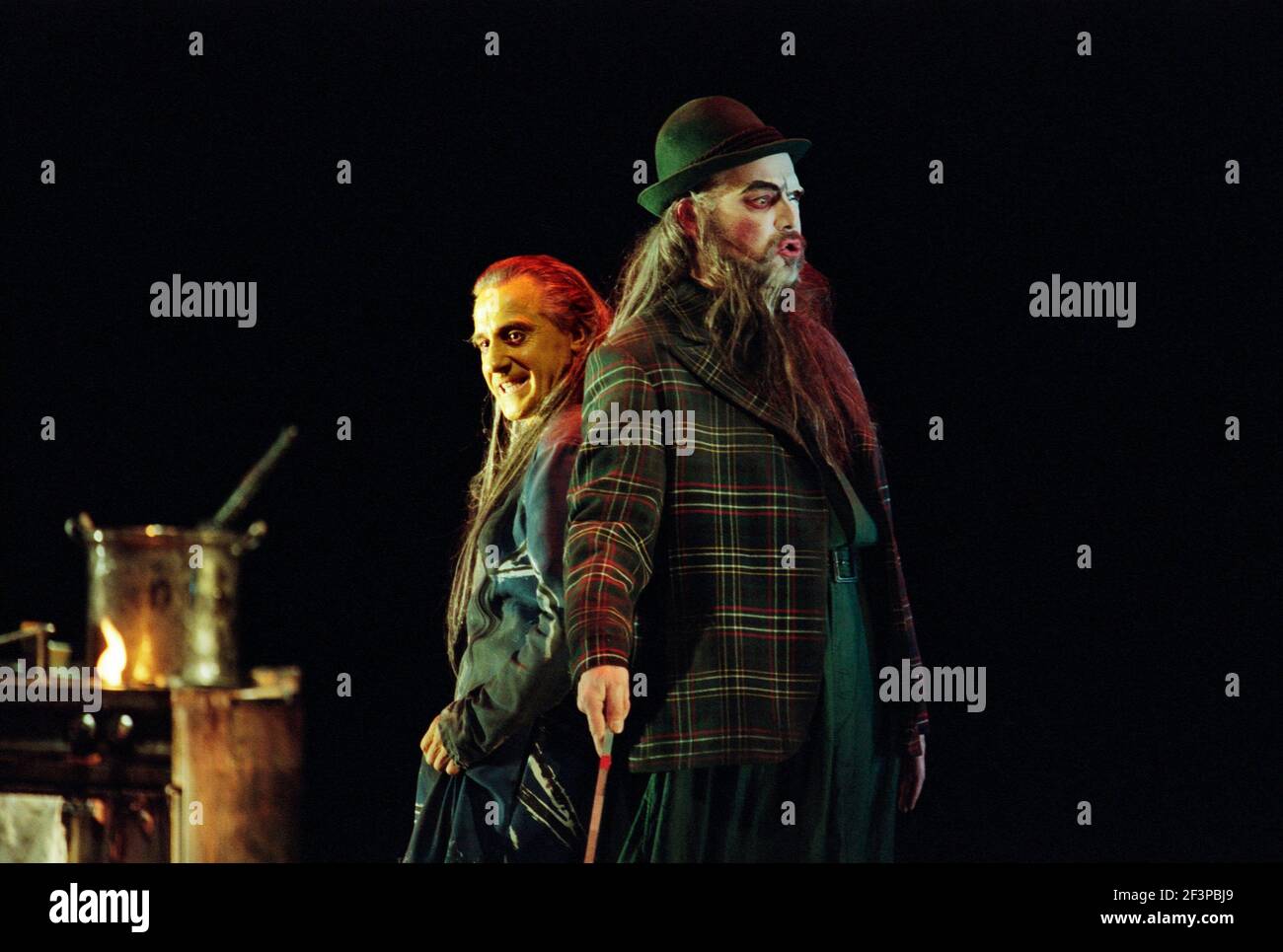 l-r: Graham Clark (MIME), John Tomlinson (Wotan / The Wanderer) à SIEGFRIED par Wagner à l'Opéra Royal, Covent Garden, Londres WC2 27/03/1995 chef d'orchestre: Bernard Haitink design: Nigel Lowery éclairage: Pat Collins mouvement: Matthew Hamilton directeur: Richard Jones Banque D'Images