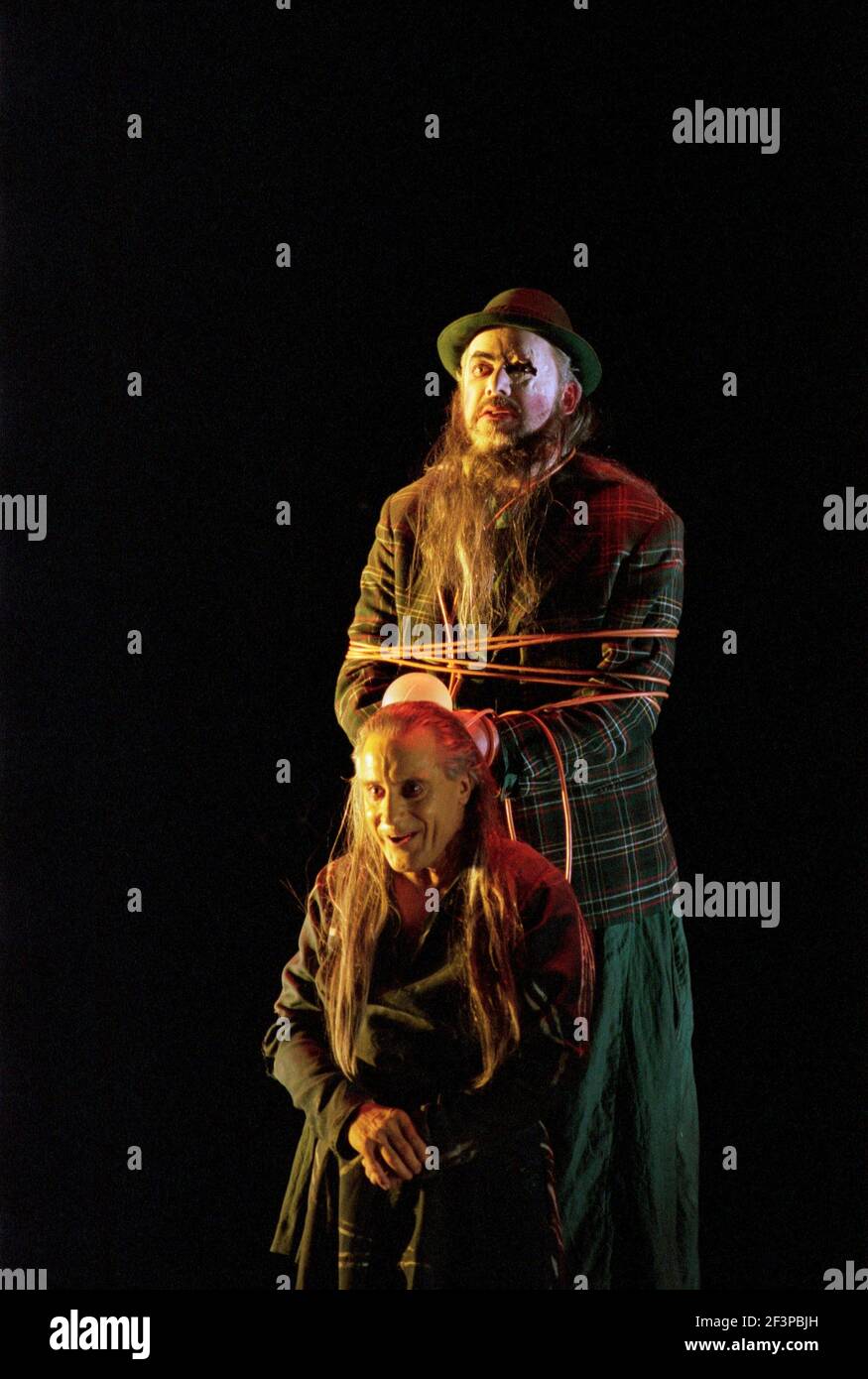 Graham Clark (MIME - avant), John Tomlinson (Wotan / Wanderer) à SIEGFRIED par Wagner à l'Opéra Royal, Covent Garden, Londres WC2 27/03/1995 chef d'orchestre: Bernard Haitink design: Nigel Lowery éclairage: Pat Collins mouvement: Matthew Hamilton directeur: Richard Jones Banque D'Images