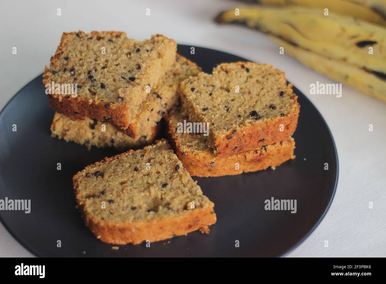 Tranches de gâteau de plantain de blé entier mûr maison. Il est également appelé pain de plantain mûr. Prise de vue sur fond blanc Banque D'Images